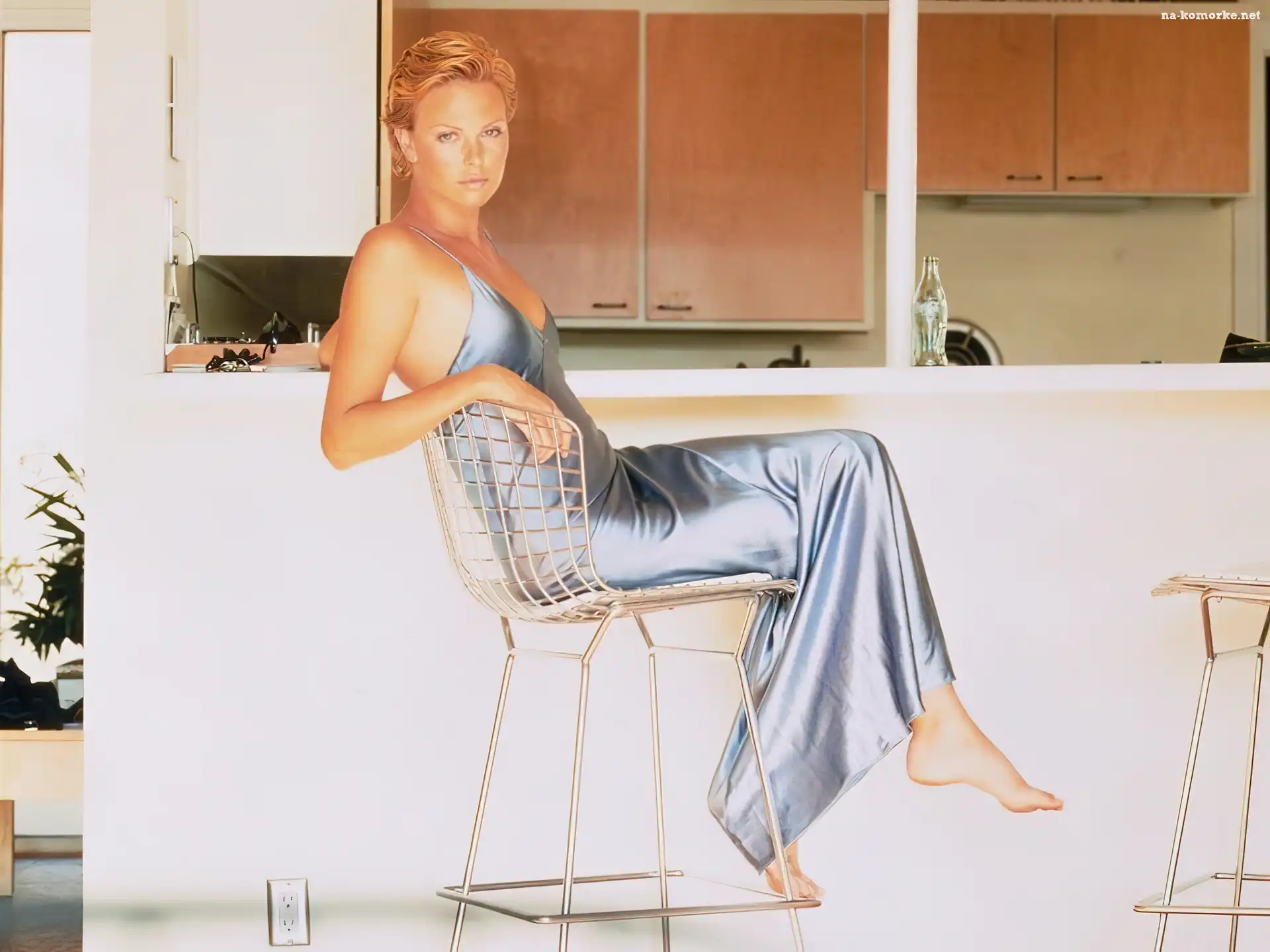 Charlize Theron, atłasowa, suknia