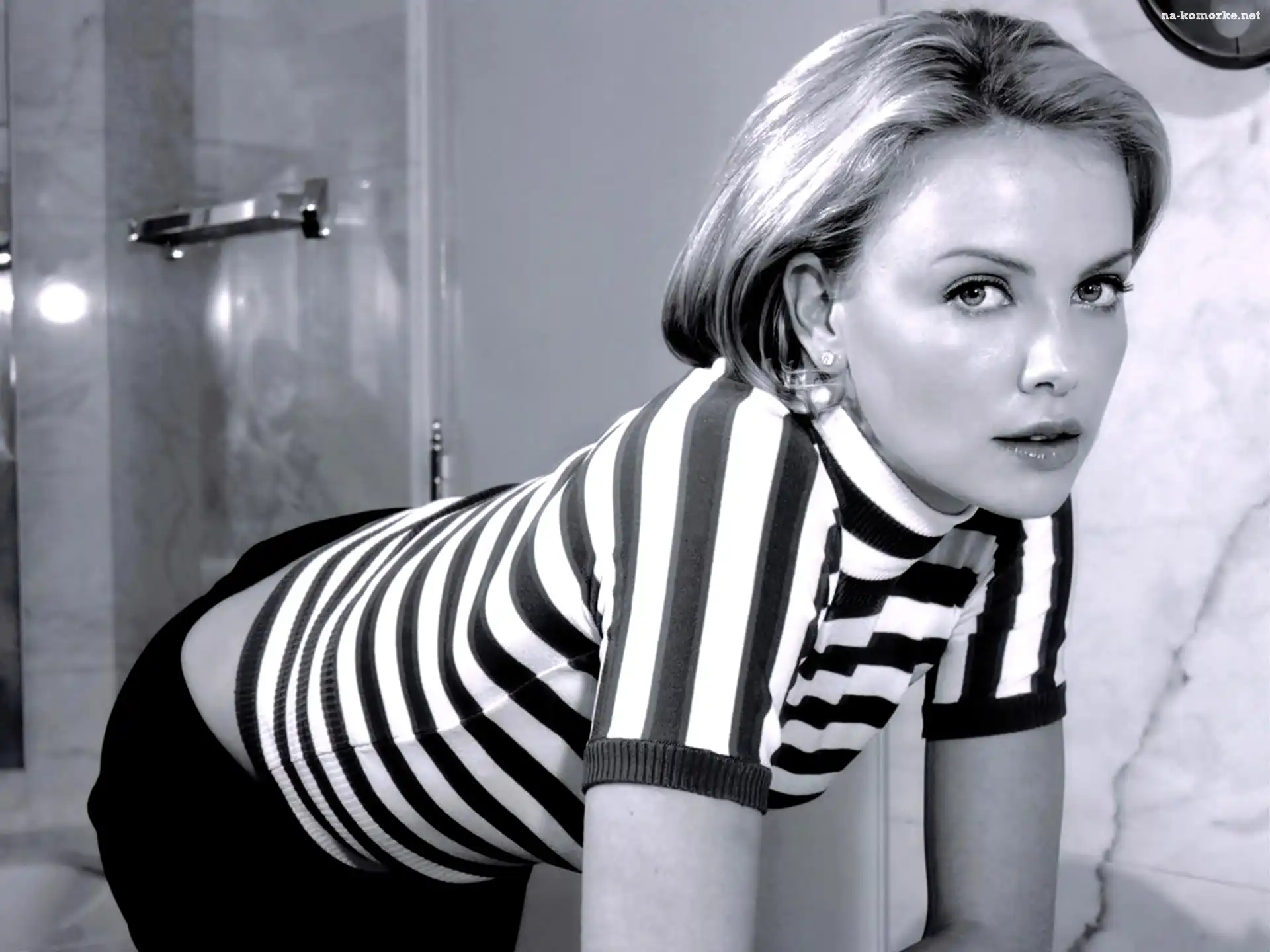Charlize Theron, pasiasty, sweterek