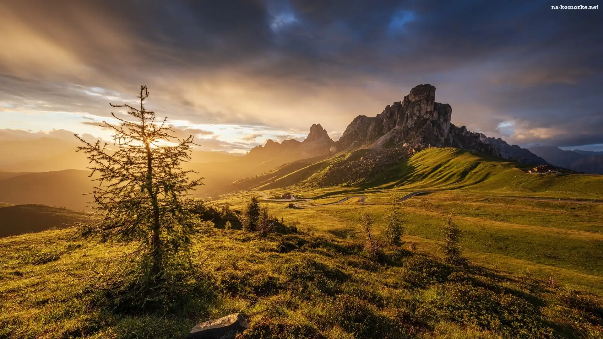 Góra Ra Gusela, Góry, Chmury, Przełęcz Giau Pass, Włochy, Dolomity, Drzewo, Wschód słońca, Droga