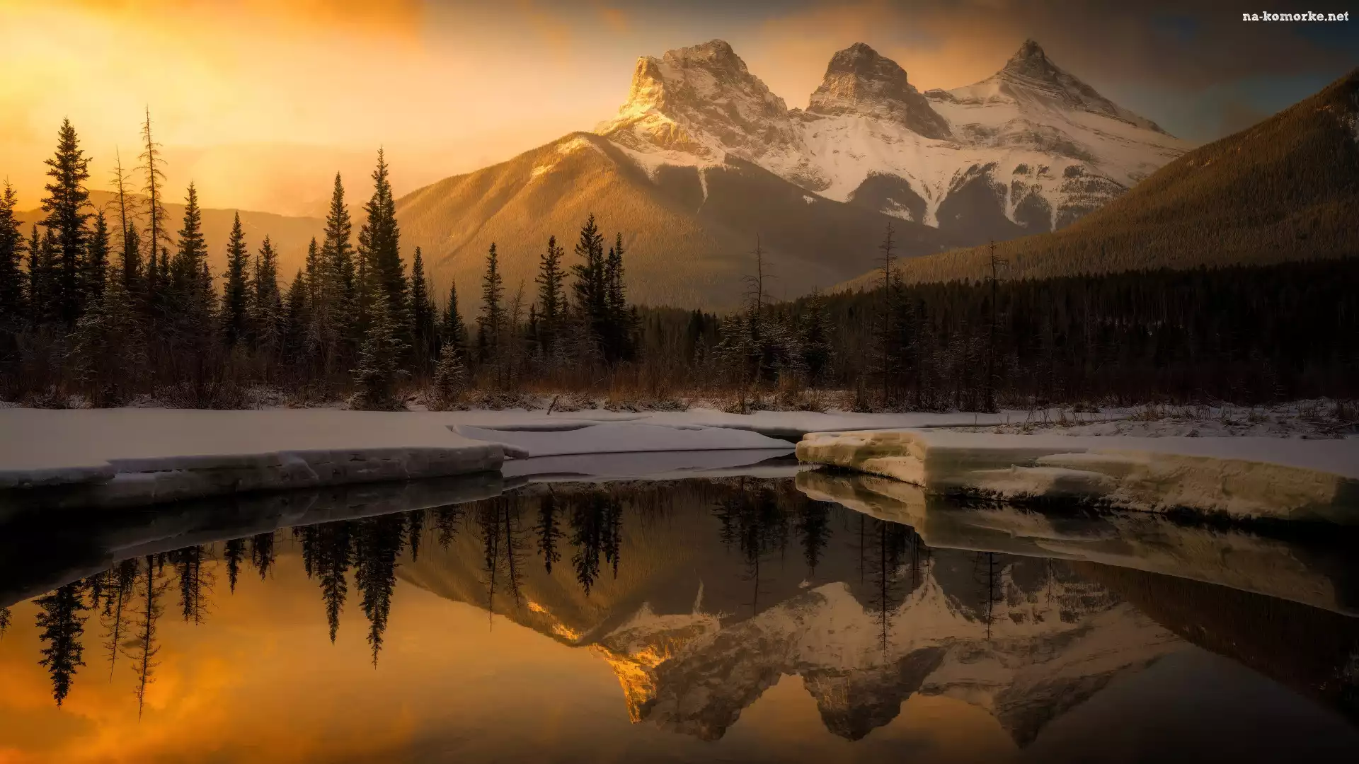 Rzeka, Odbicie, Śnieg, Zima, Kanada, Chmury, Three Sisters, Las, Drzewa, Policeman Creek, Góry, Alberta, Góry, Canadian Rockies, Góra