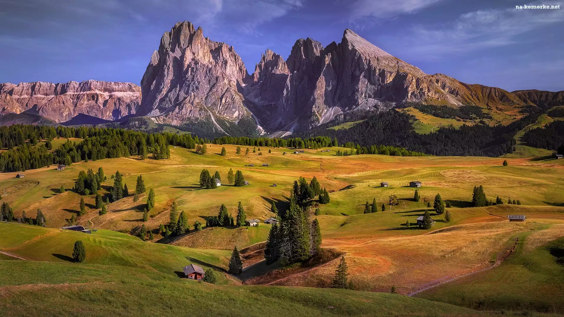 Drewniane, Drzewa, Dolomity, Sassolungo, Val Gardena, Seiser Alm, Chmury, Domy, Dolina, Płaskowyż, Włochy, Góry