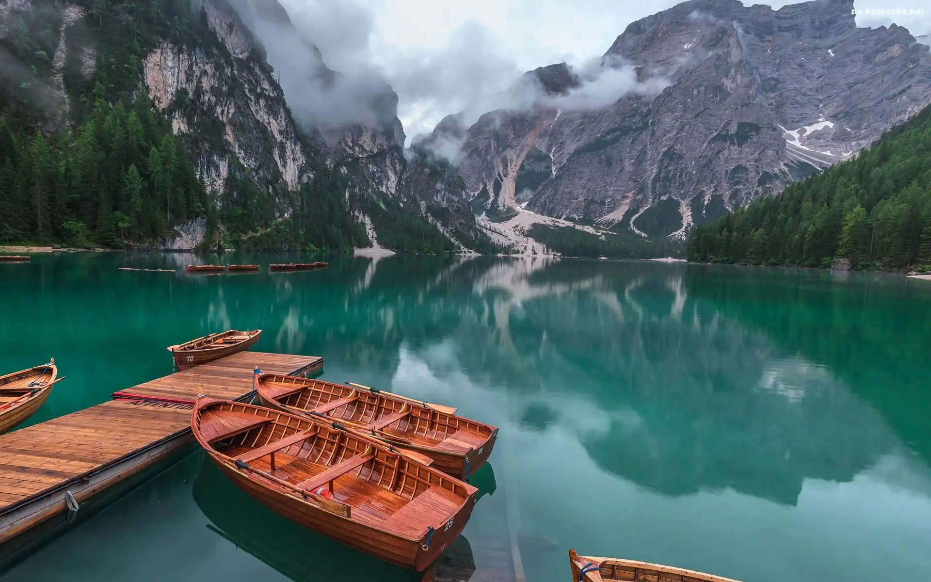 Włochy, Łódki, Lago di Braies, Chmury, Jezioro Pragser Wildsee, Góry, Dolomity, Pomost