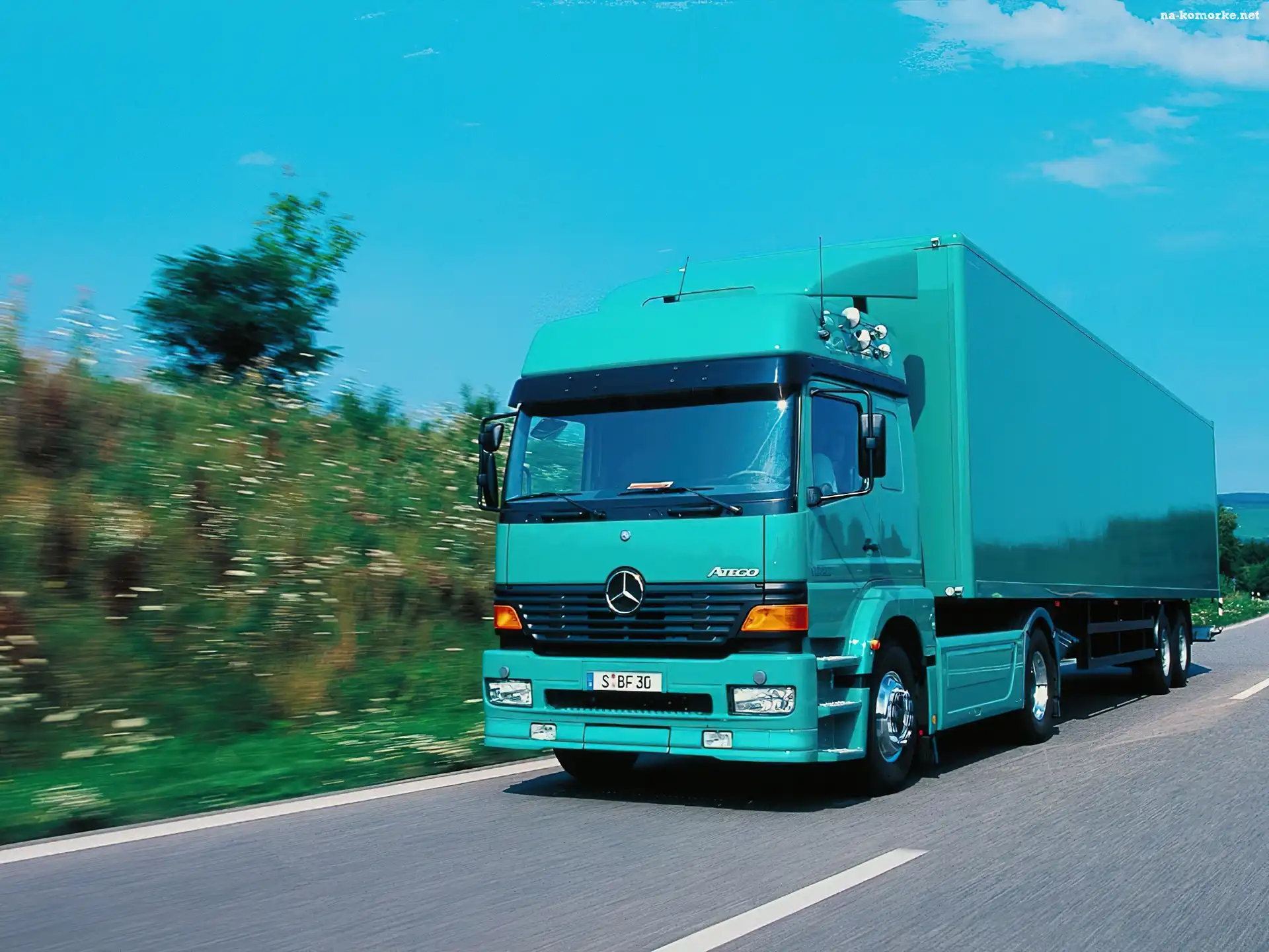 Zielony CiÄ…gnik Mercedes