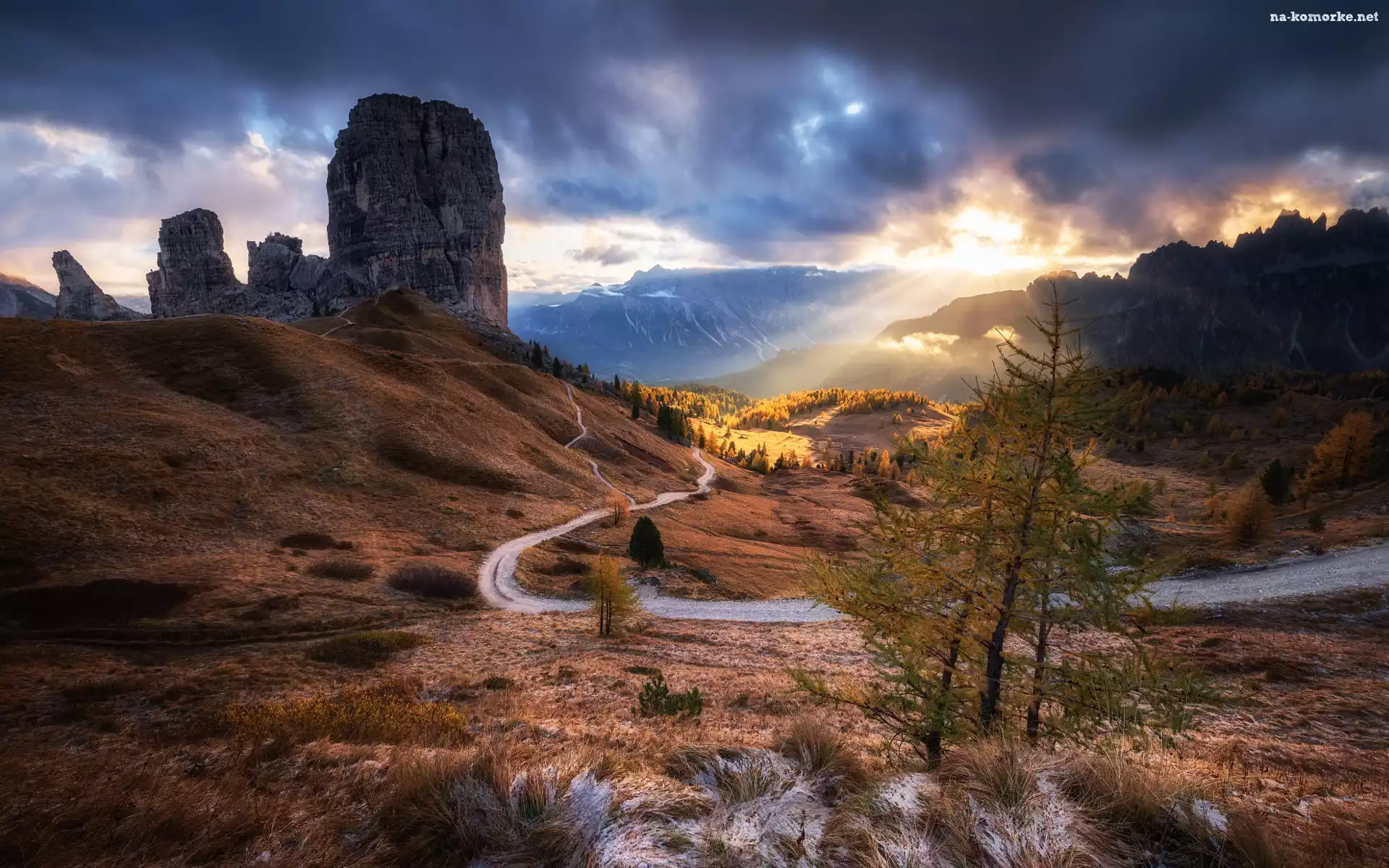 Chmury, Wschód słońca, Dolomity, Jesień, Skały, Góry, Las, Drzewa, Cinque Torri, Włochy