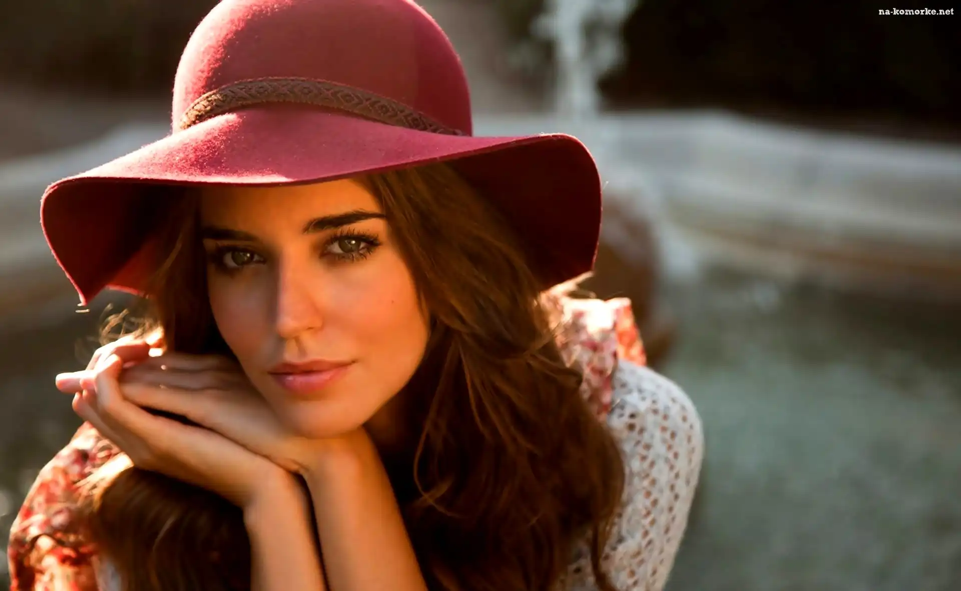 Clara Alonso, Kobieta, Brunetka, Spojrzenie, Kapelusz
