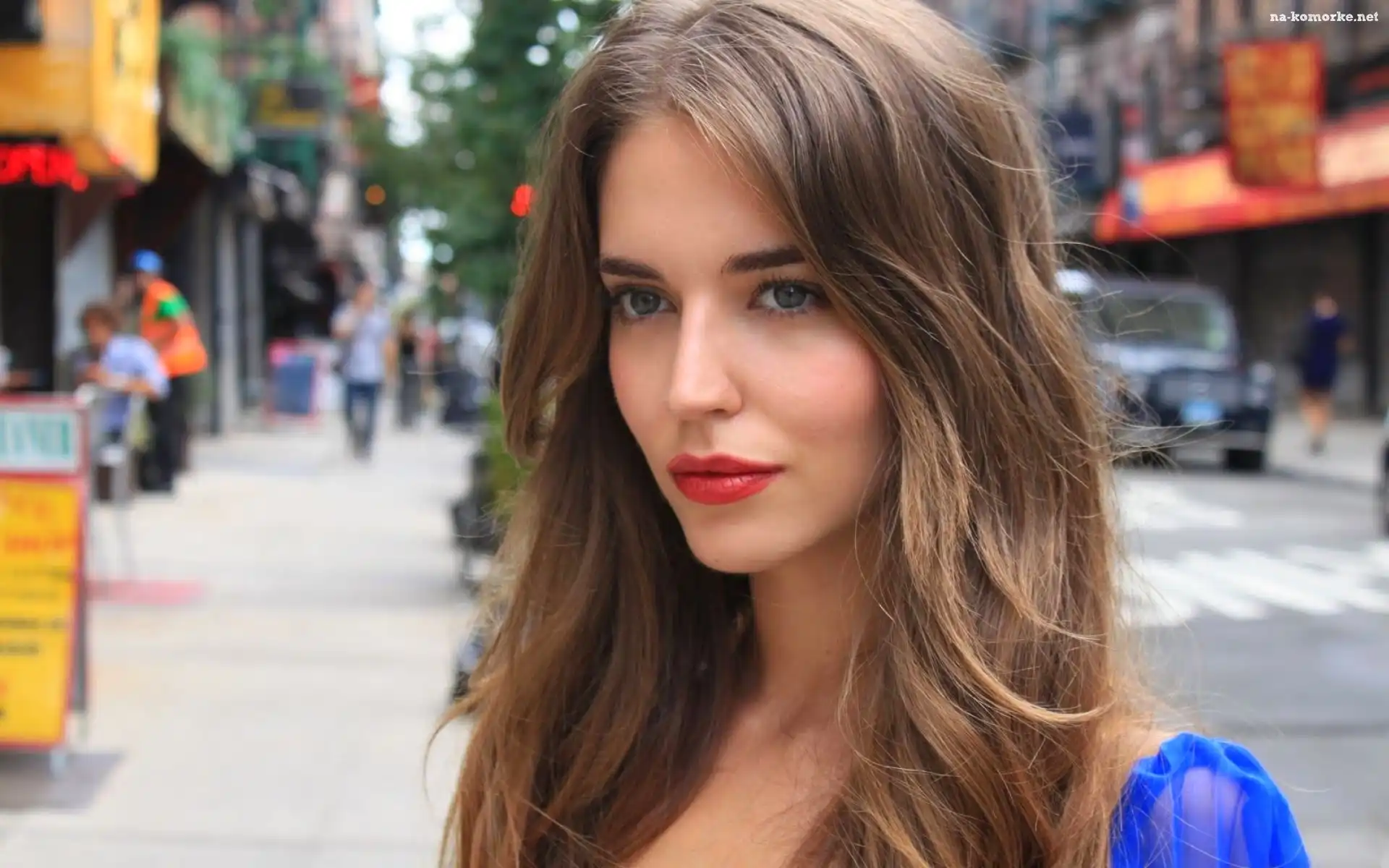Clara Alonso, Twarz, Ulica