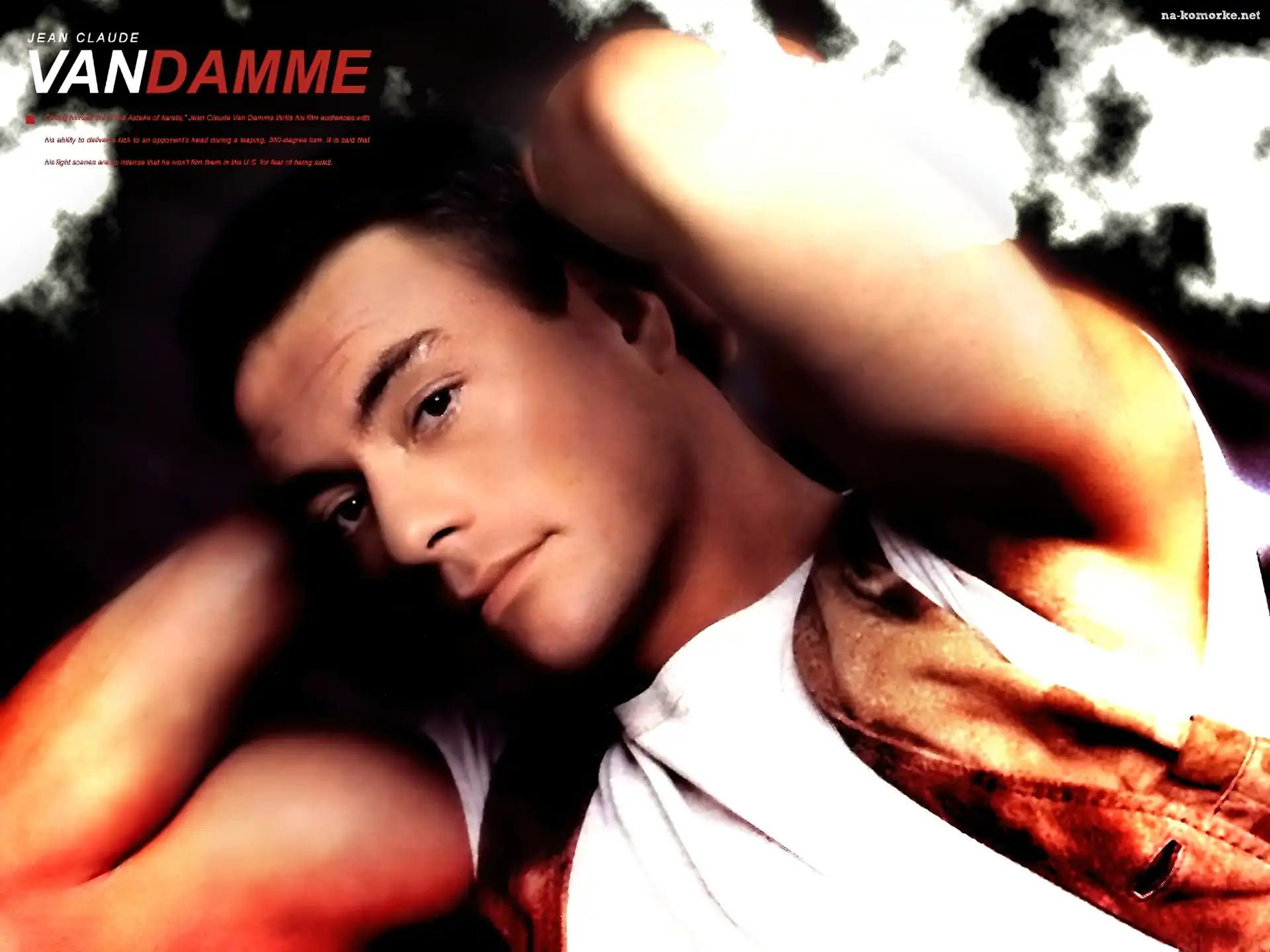 Jean Claude Van Damme, biała koszulka, kamizelka