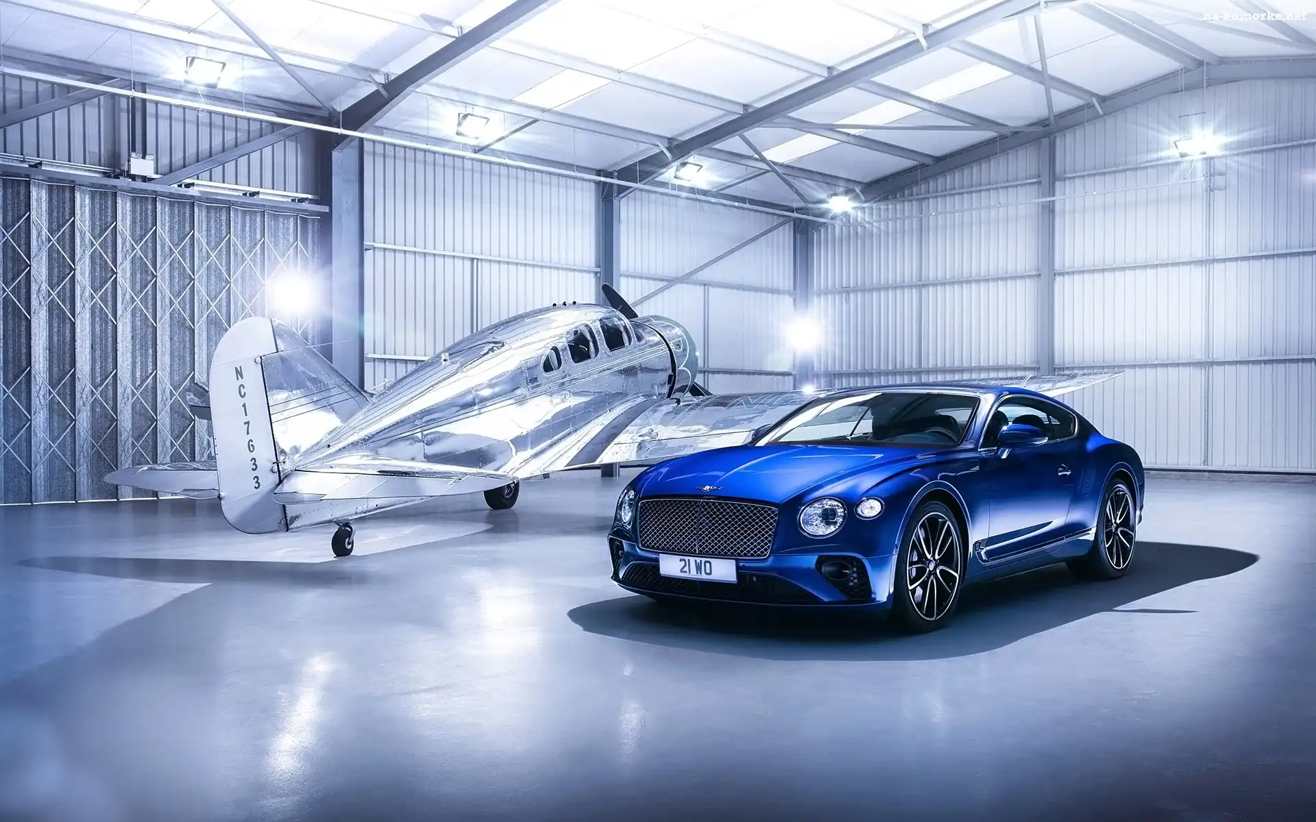 Bentley Continental GT Coupé, Hangar, 2018, Samolot