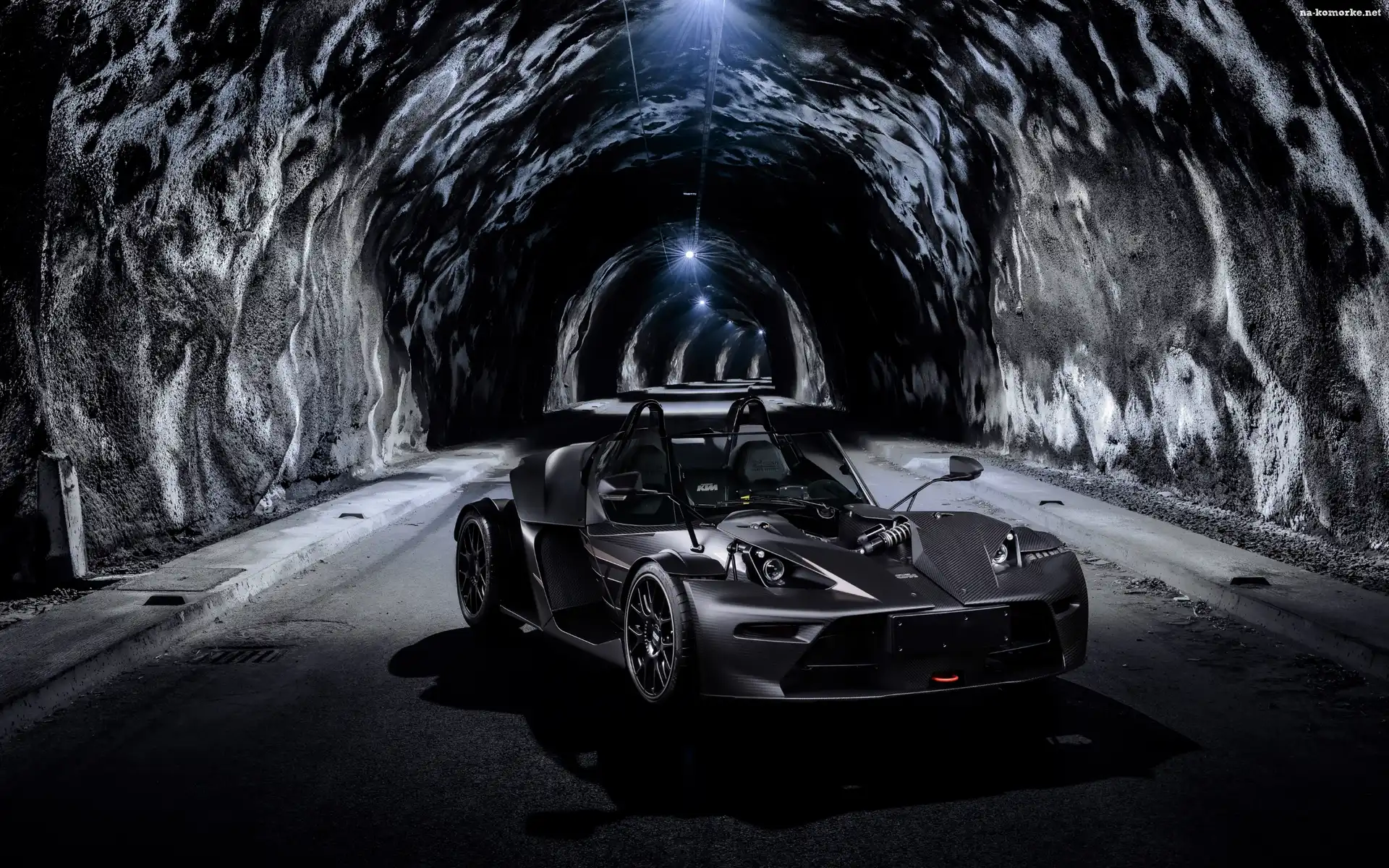 Czarny, KTM X-bow, Tunel