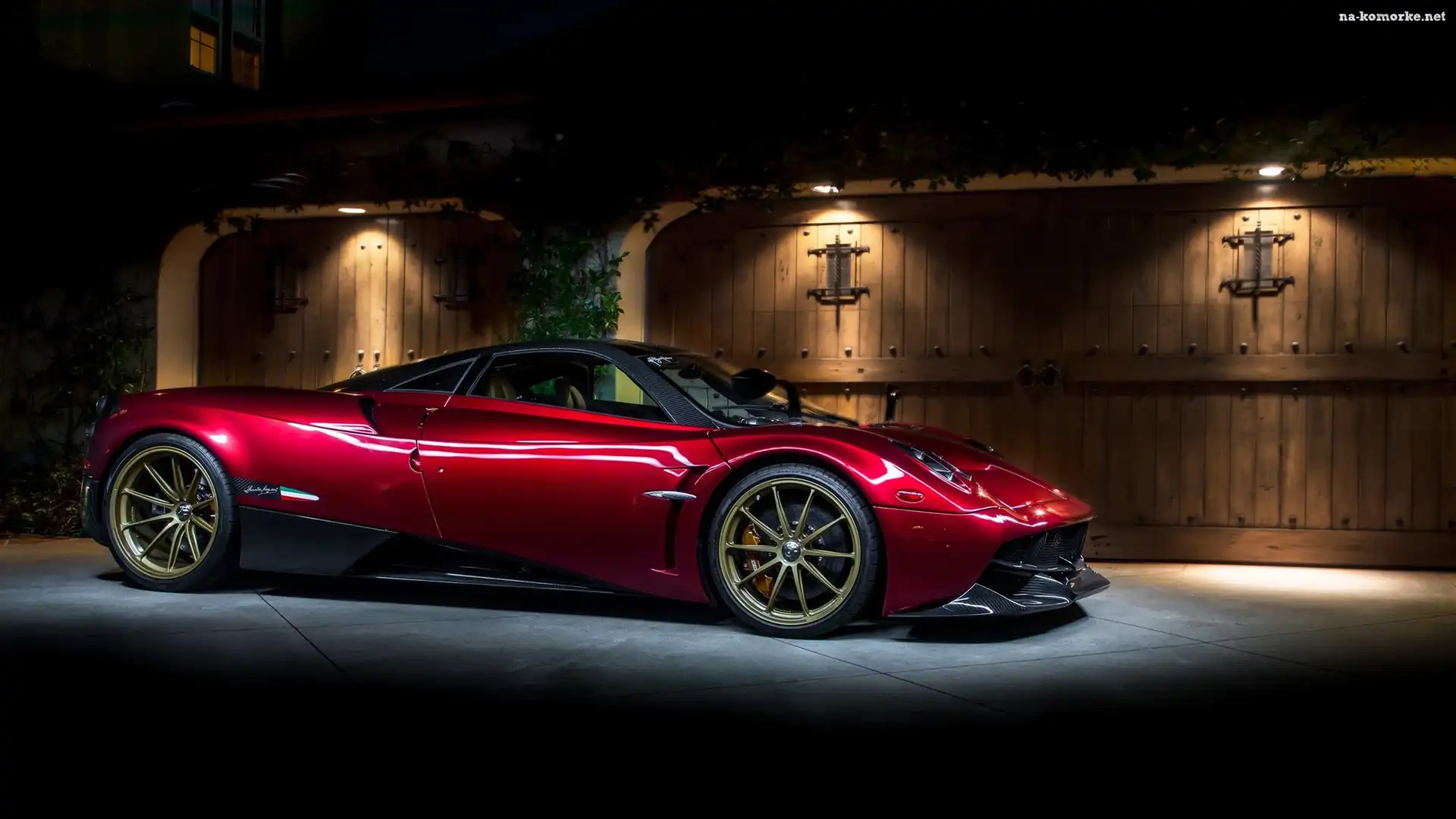 Czerwony, Pagani Huayra, Brama