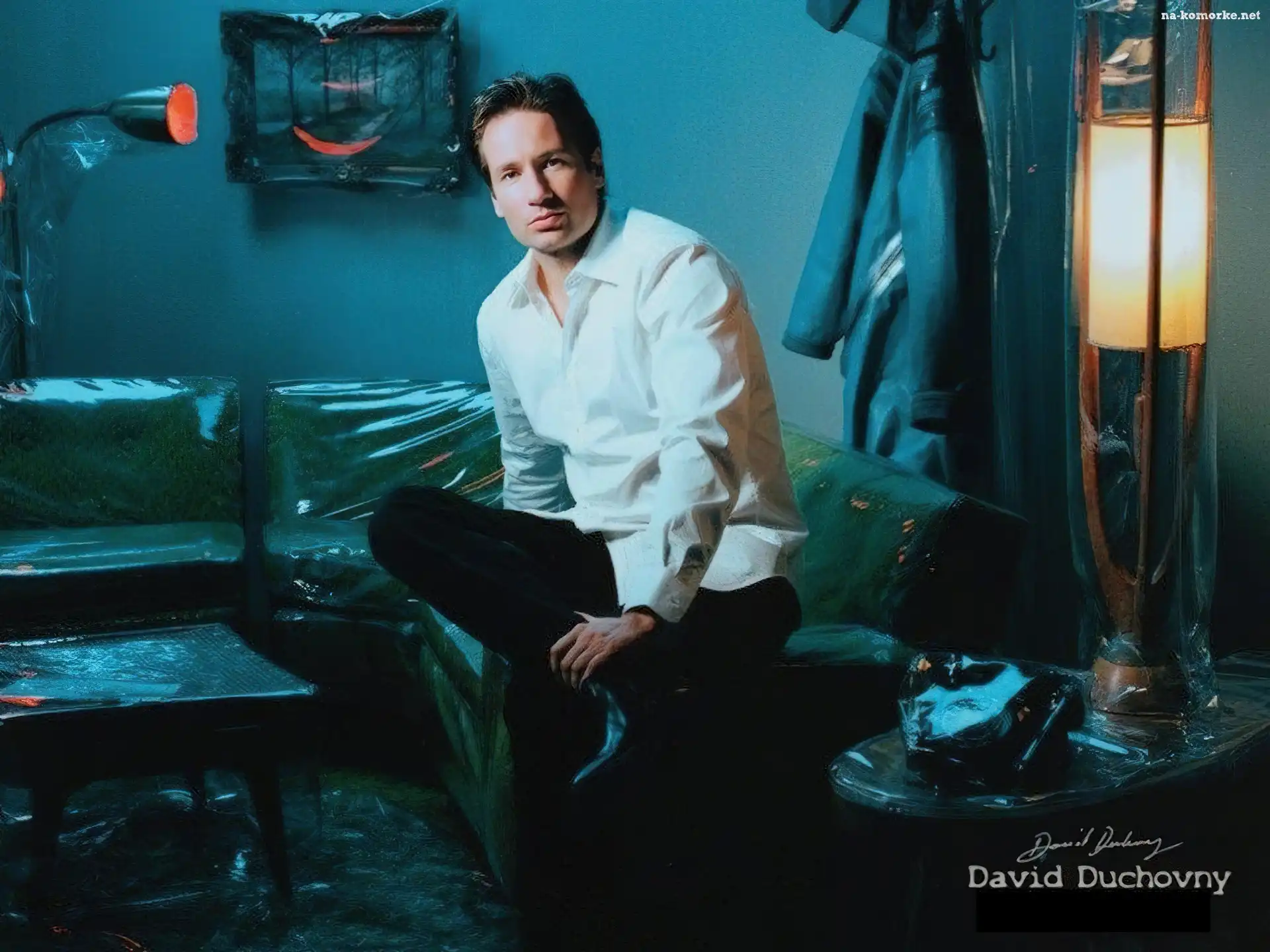 David Duchovny, biała koszula, czarne spodnie