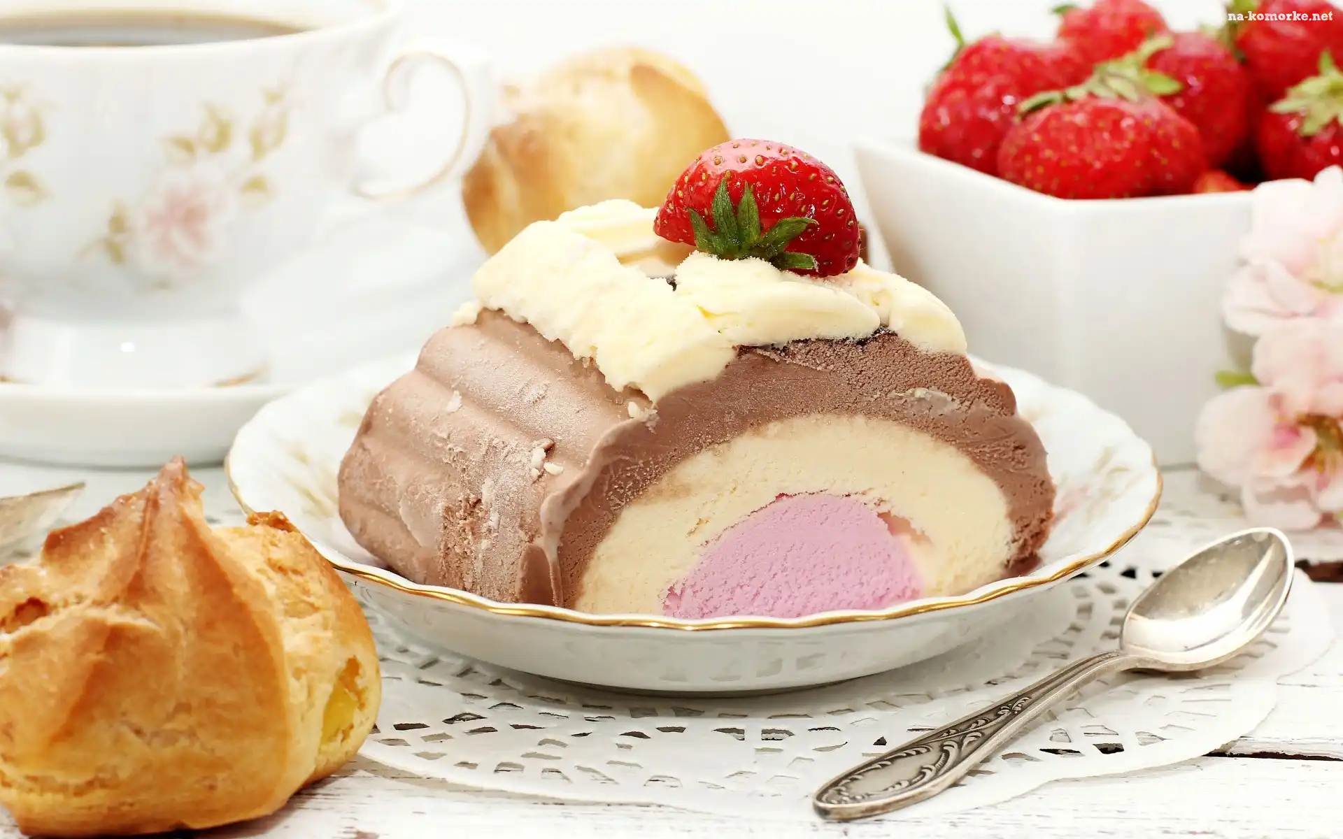 Deser, Lody, Truskawka, Talerz, Łyżeczka