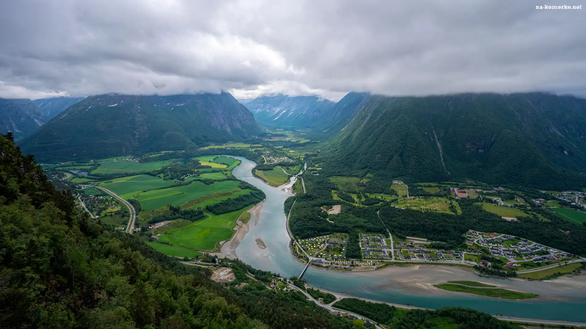 Dolina Romsdalen, Norwegia, Drogi, Góry Romsdalsalpane, Drzewa, Region Oppland, Lasy, Rzeka Rauma, Chmury