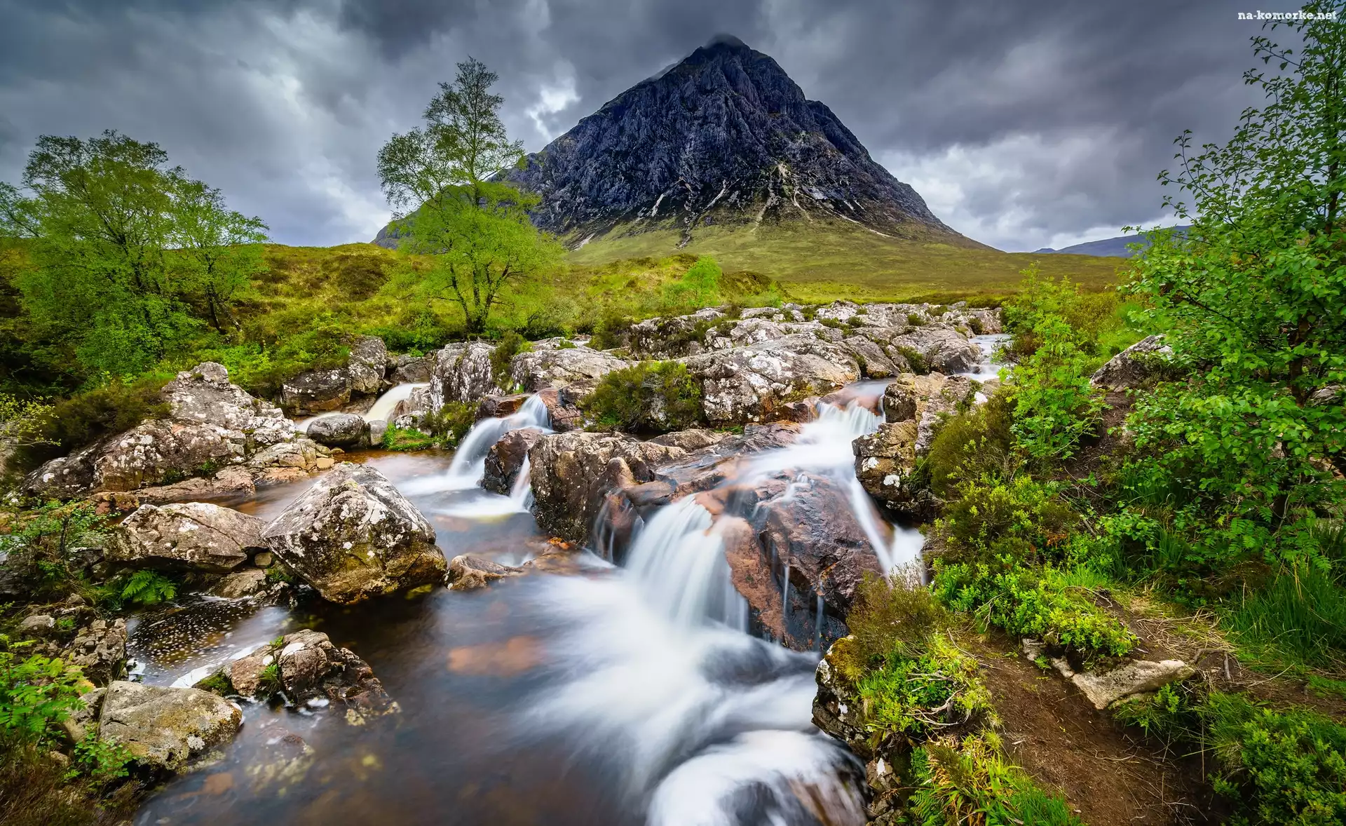 Dolina Glen Coe, Szkocja, Rzeka Coupall, Góra, Roślinność, Rejon Highland, Chmury, Szczyt Buachaille Etive Mor, Skały