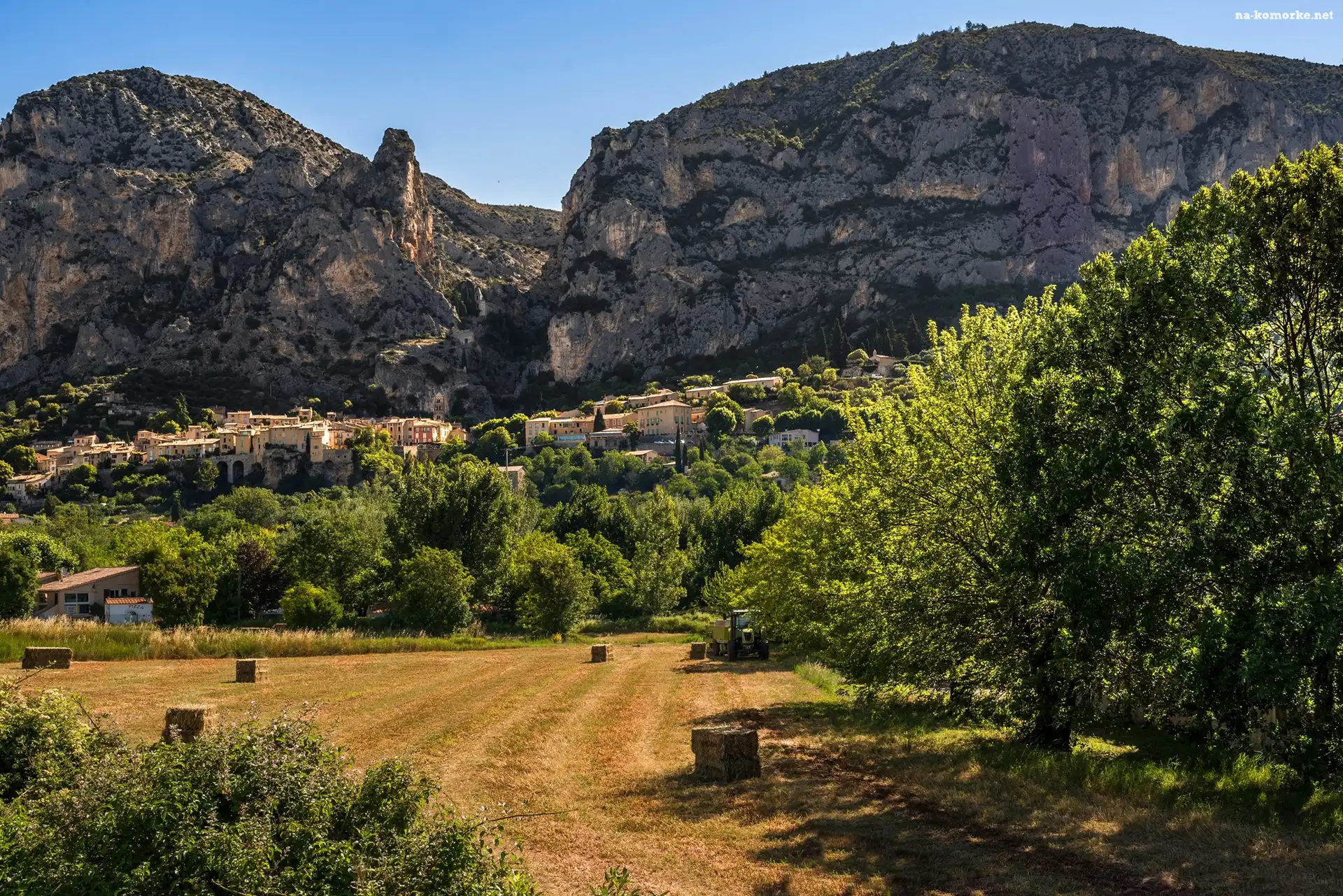 Francja, Ciągnik, Pole, Moustiers-Sainte-Marie, Góry, Alpy, Dolina