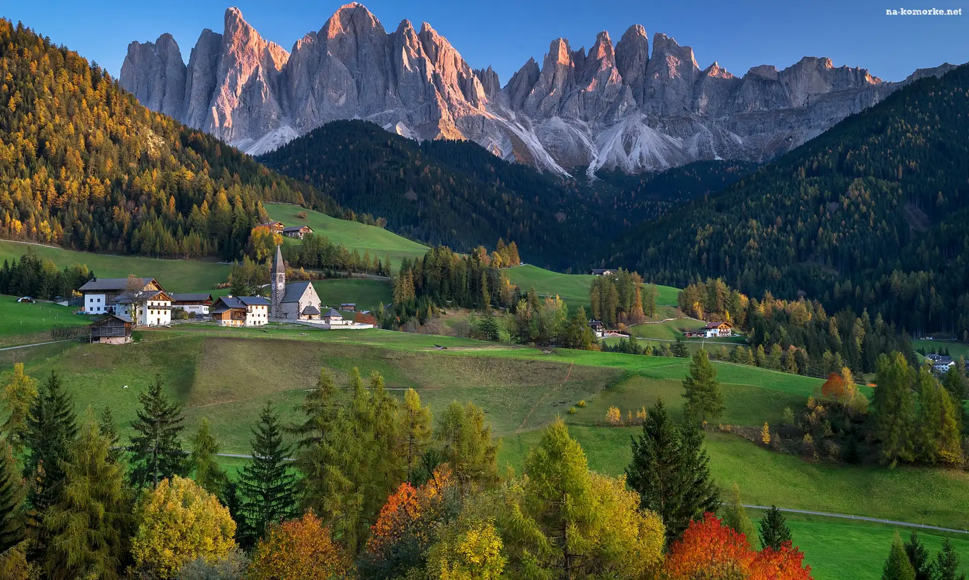 Góry, Val di Funes, Wieś, Santa Maddalena, Lasy, Dolina, Włochy, Rozświetlone, Drzewa, Kościół, Dolomity