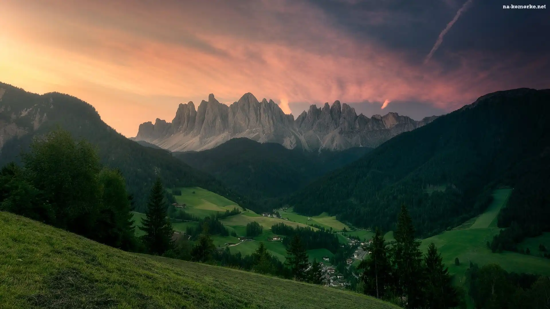 Lasy, Góry, Dolina, Drzewa, Włochy, Dolomity, Wschód słońca, Domy, Val di Funes