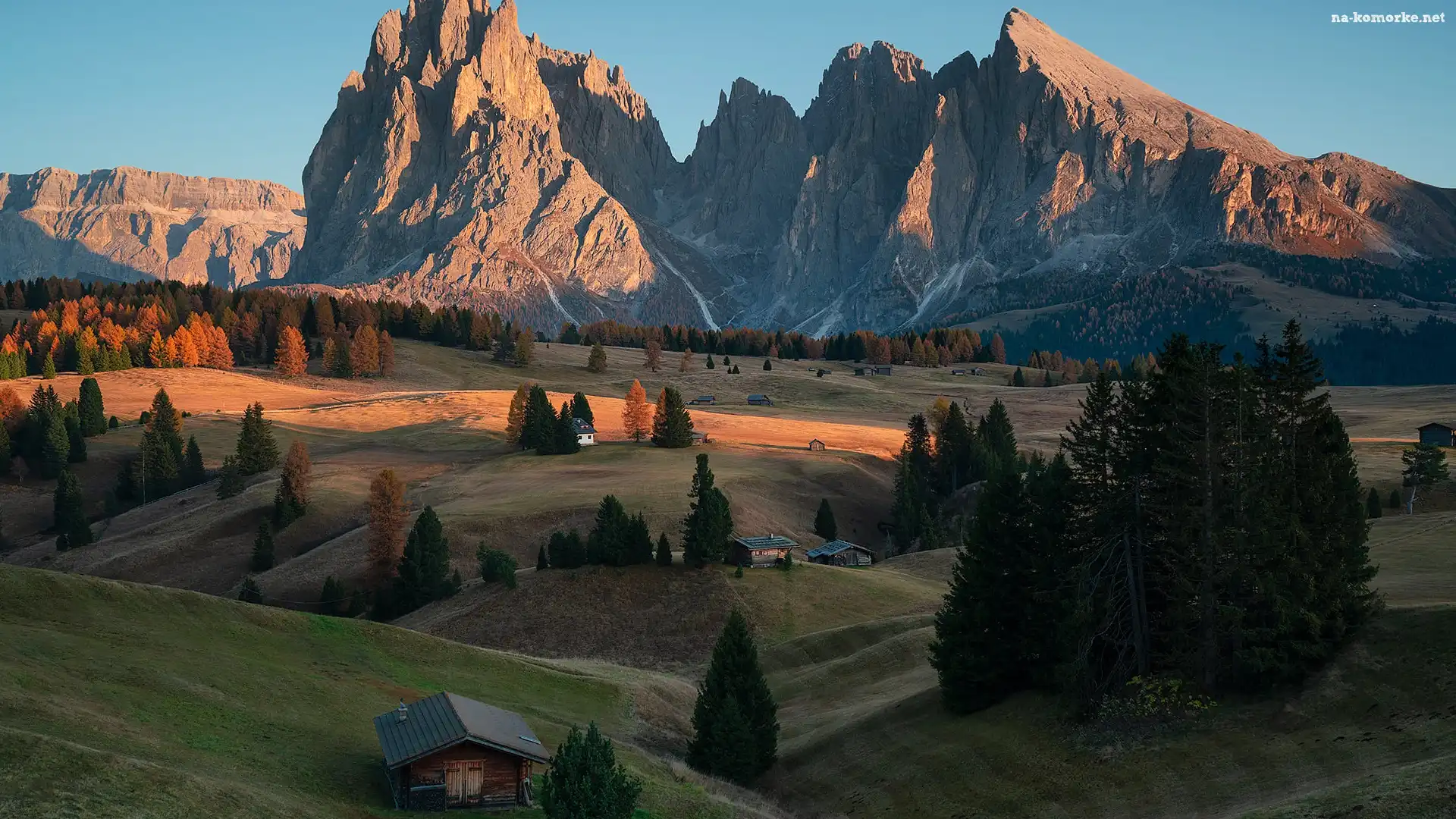 Dolomity, Seiser Alm, Płaskowyż, Góry, Włochy, Val Gardena, Drewniane, Sassolungo, Domy, Dolina, Drzewa
