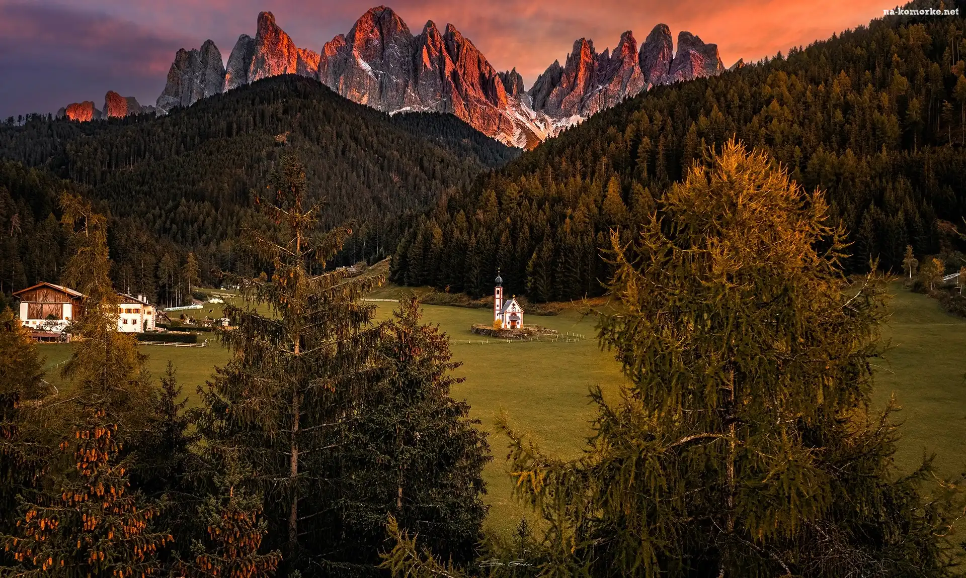 Santa Maddalena, Kościół św Jana, Drzewa, Dolomity, Góry, Południowy Tyrol, Włochy, Wieś, Dolina Val di Funes