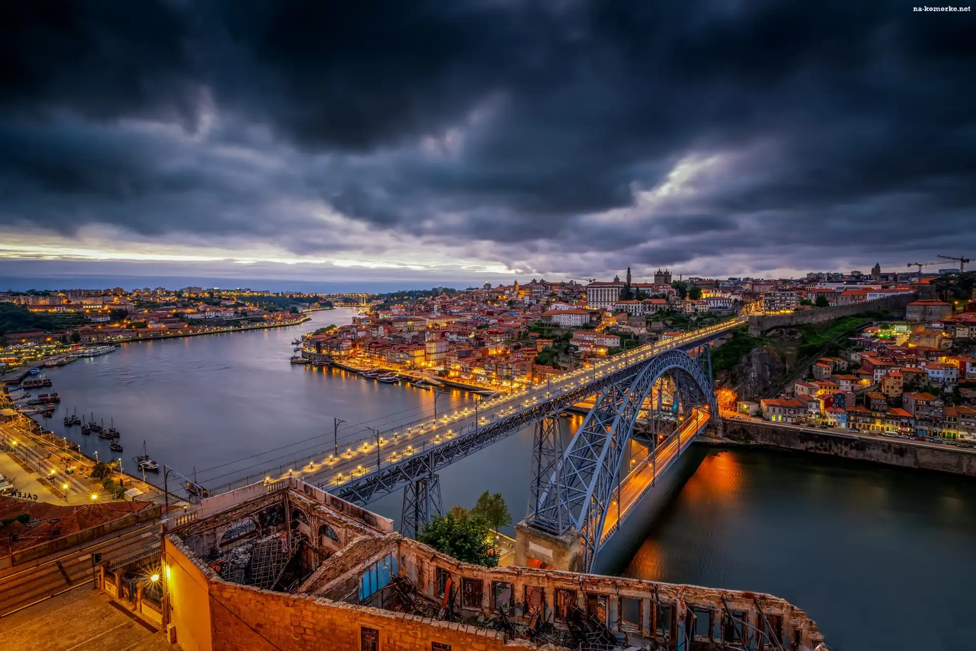 Most Ponte Dom Luis I, Porto, Portugalia, Chmury, Rzeka Duero, Ciemne