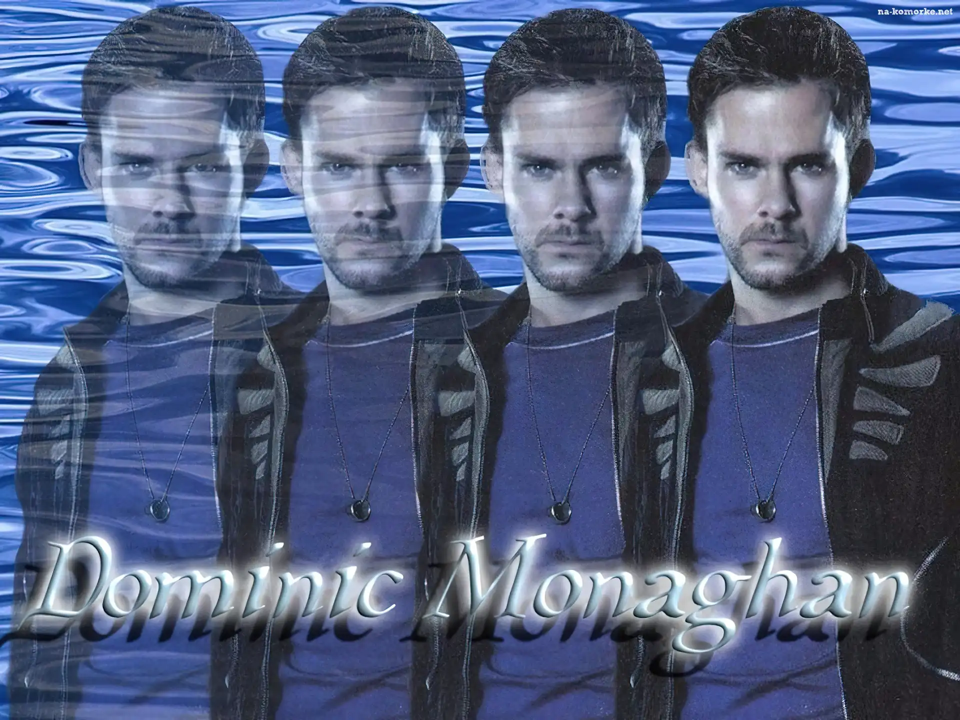 Dominic Monaghan, niebieski t-shirt, łańcuszek