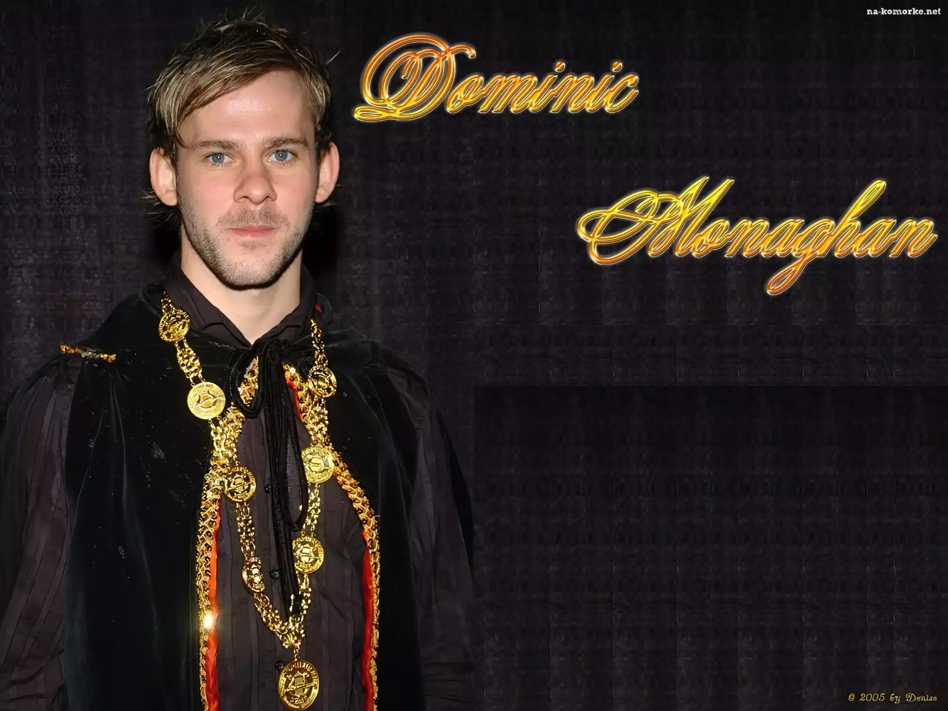 Dominic Monaghan, ciemny strój, złoty łańcuch