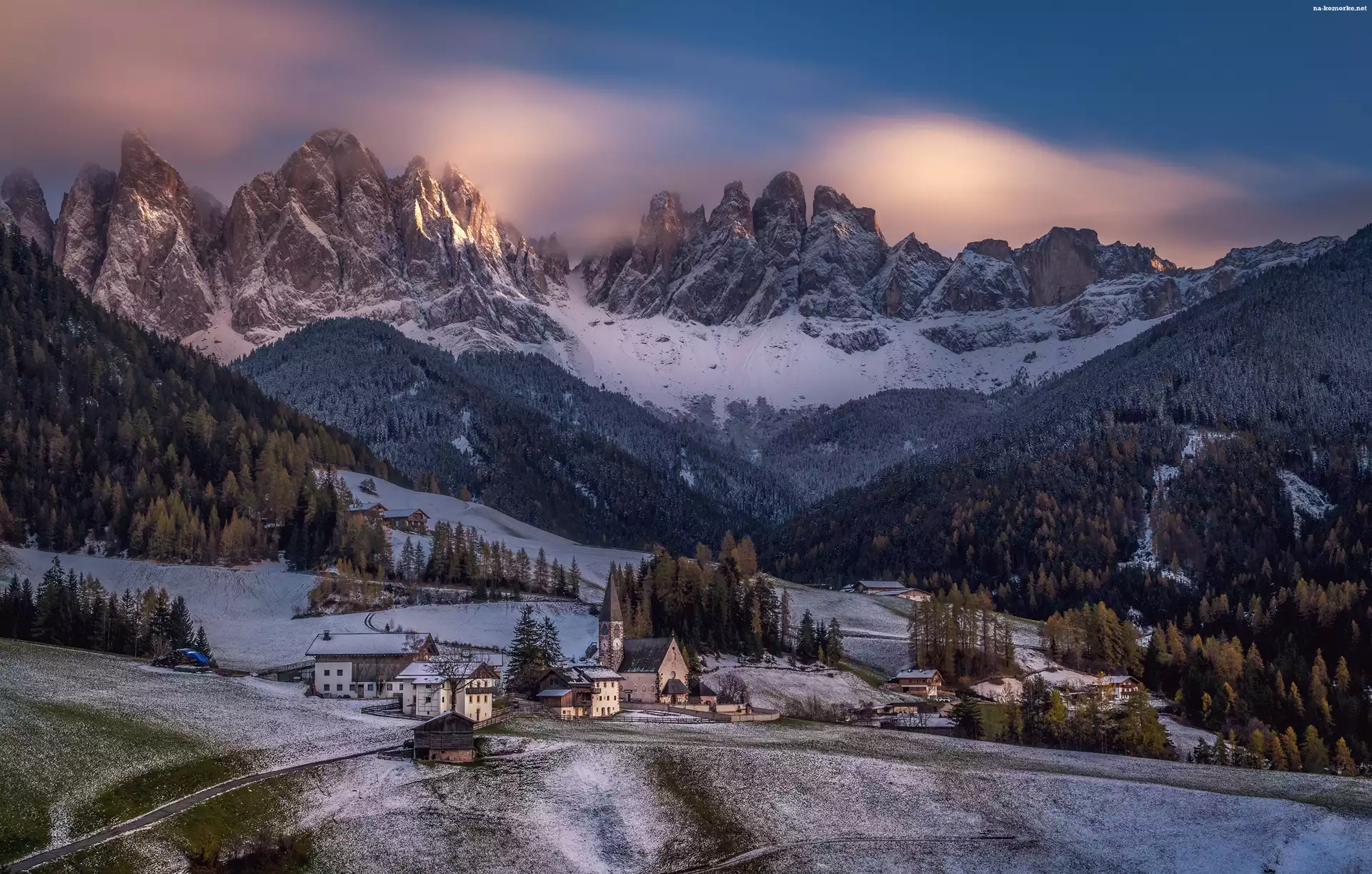 Domy, Alpy, Zima, Góry, Santa Maddalena, Dolomity, Włochy, Kościół, Las