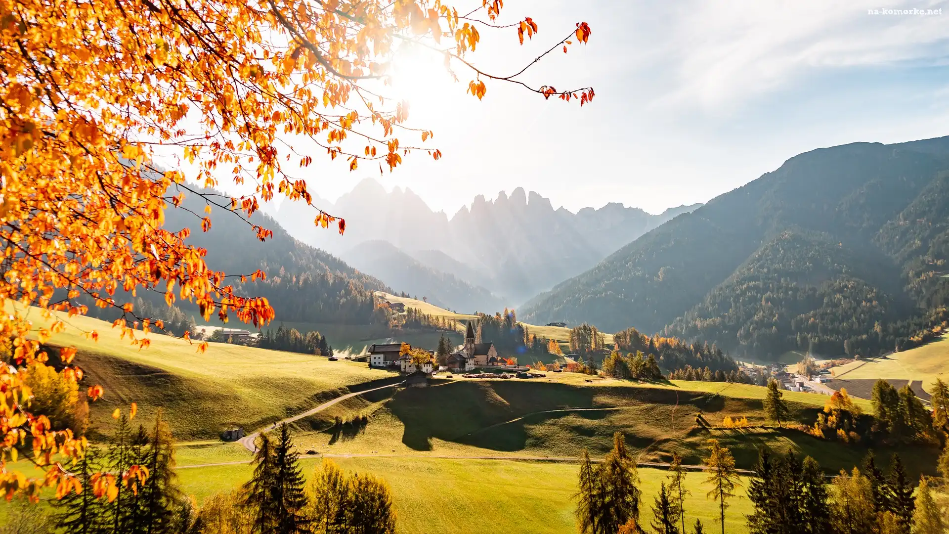 Domy, Góry, Dolomity, Santa Maddalena, Włochy, Wieś, Jesień, Kościół, Masyw Odle, Dolina Val di Funes, Drzewa, Lasy