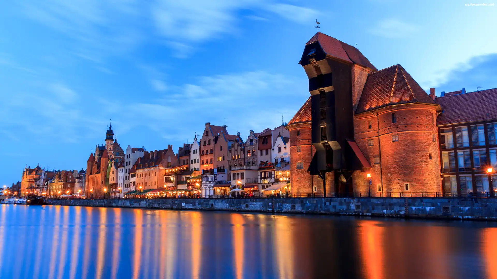 Wieczór, Gdańsk, Rzeka Motława, Polska, Deptak, Żuraw portowy, Oświetlone, Domy