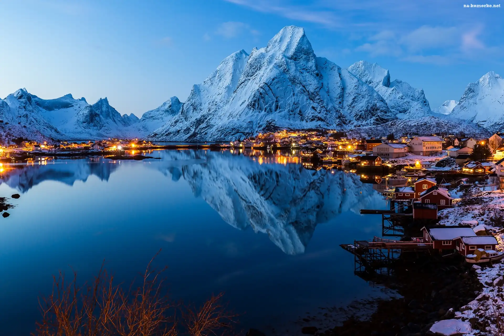 Norwegia, Góry, Wieś Reine, Światła, Lofoty, Morze Norweskie, Zima, Domy