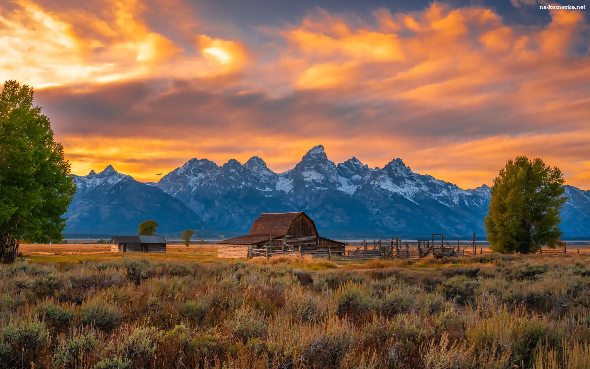 Drewniana, Góry Teton Range, Stany Zjednoczone, Stodoła, Stan Wyoming, Park Narodowy Grand Teton, Chata, Drzewa, Zachód słońca, Chmury