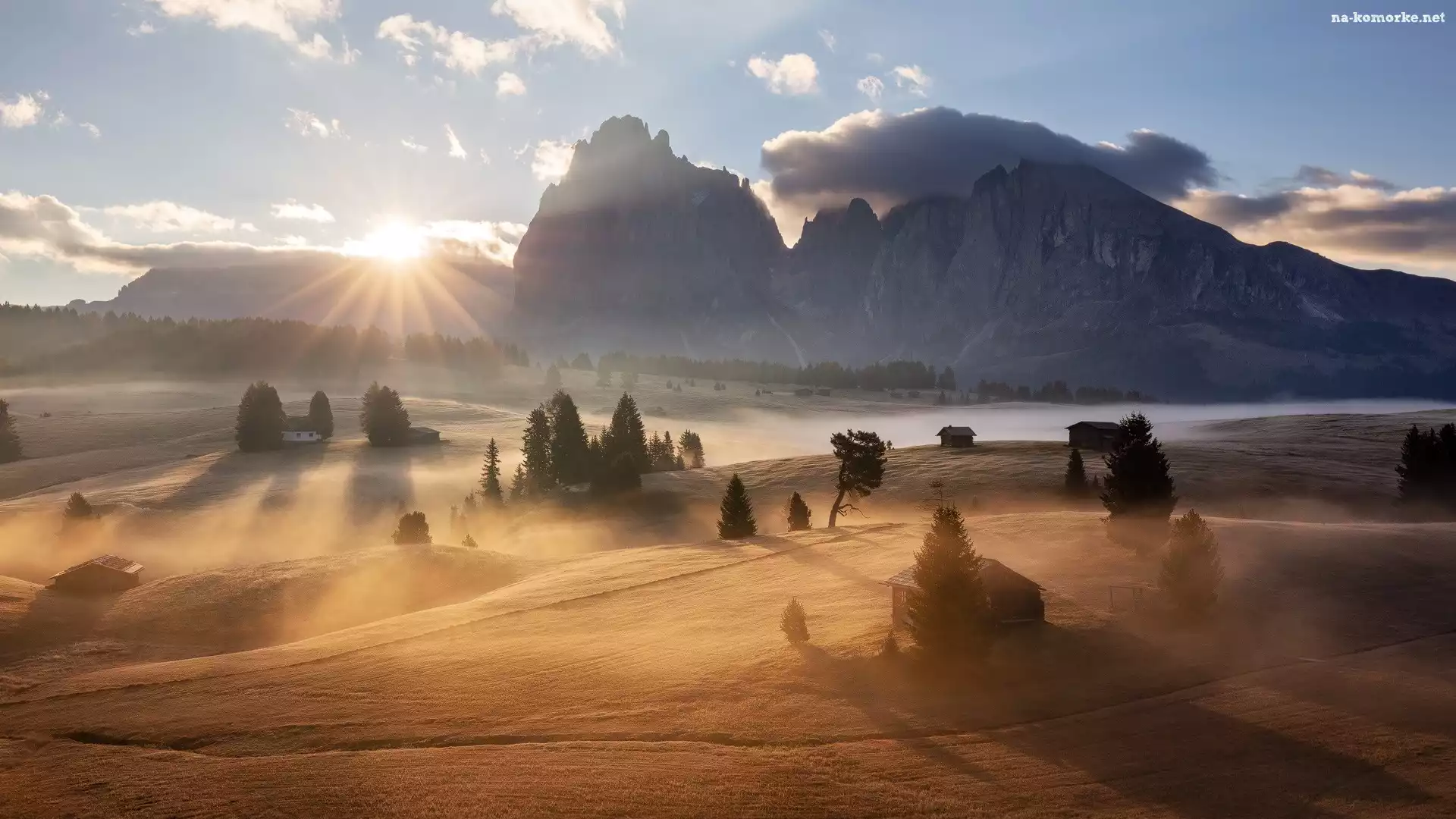 Dolina Val Gardena, Włochy, Drewniane, Dolomity, Mgła, Płaskowyż Seiser Alm, Drzewa, Góry Sassolungo, Domki