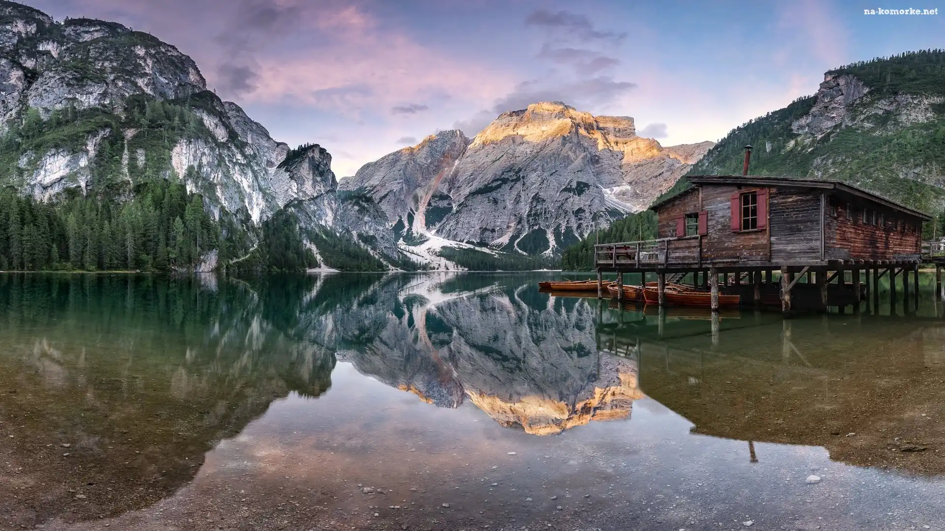 Drewniany, Włochy, Południowy Tyrol, Pragser Wildsee, Łódki, Lago di Braies, Góry, Domek, Jezioro, Drzewa, Lasy, Dolomity