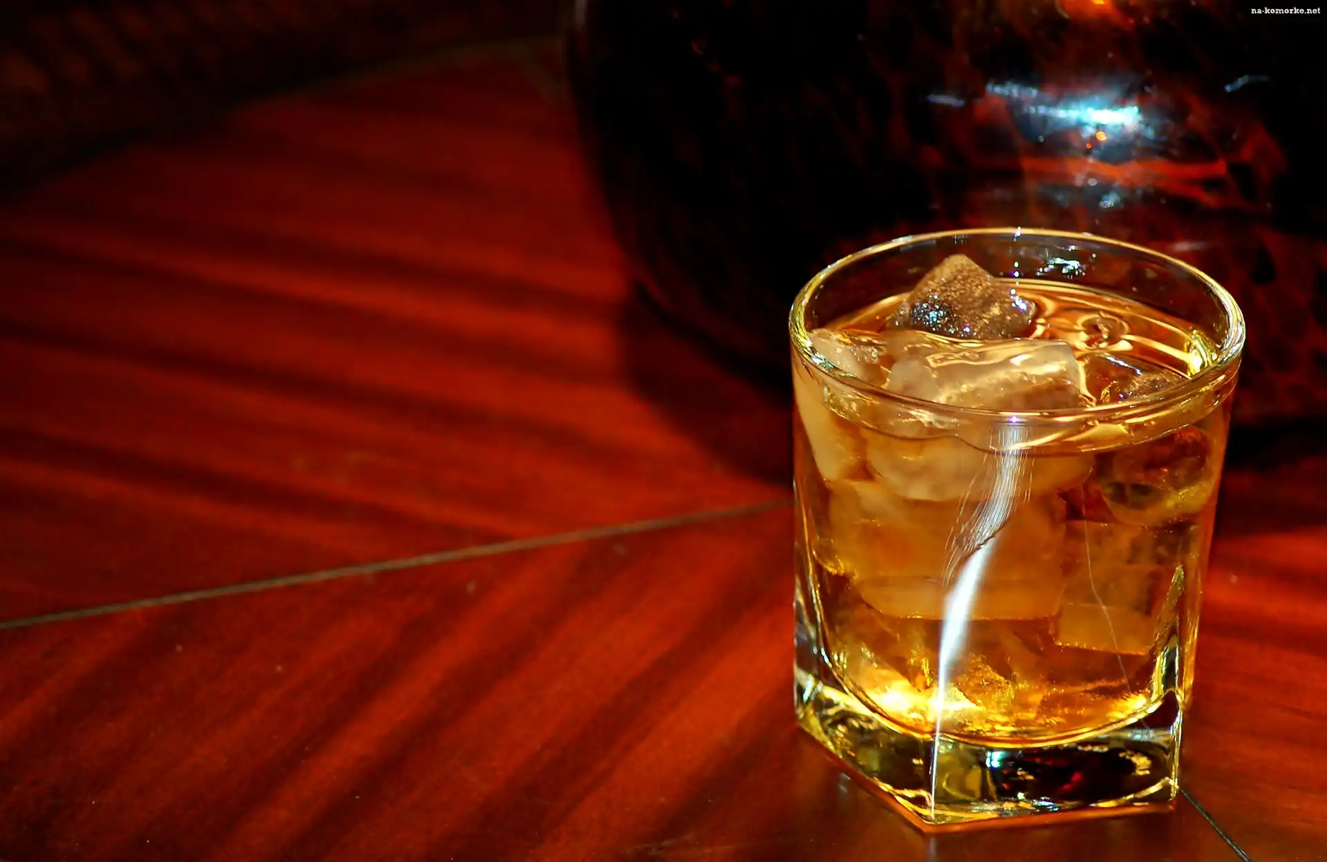 Drink, Whisky, Z Lodem