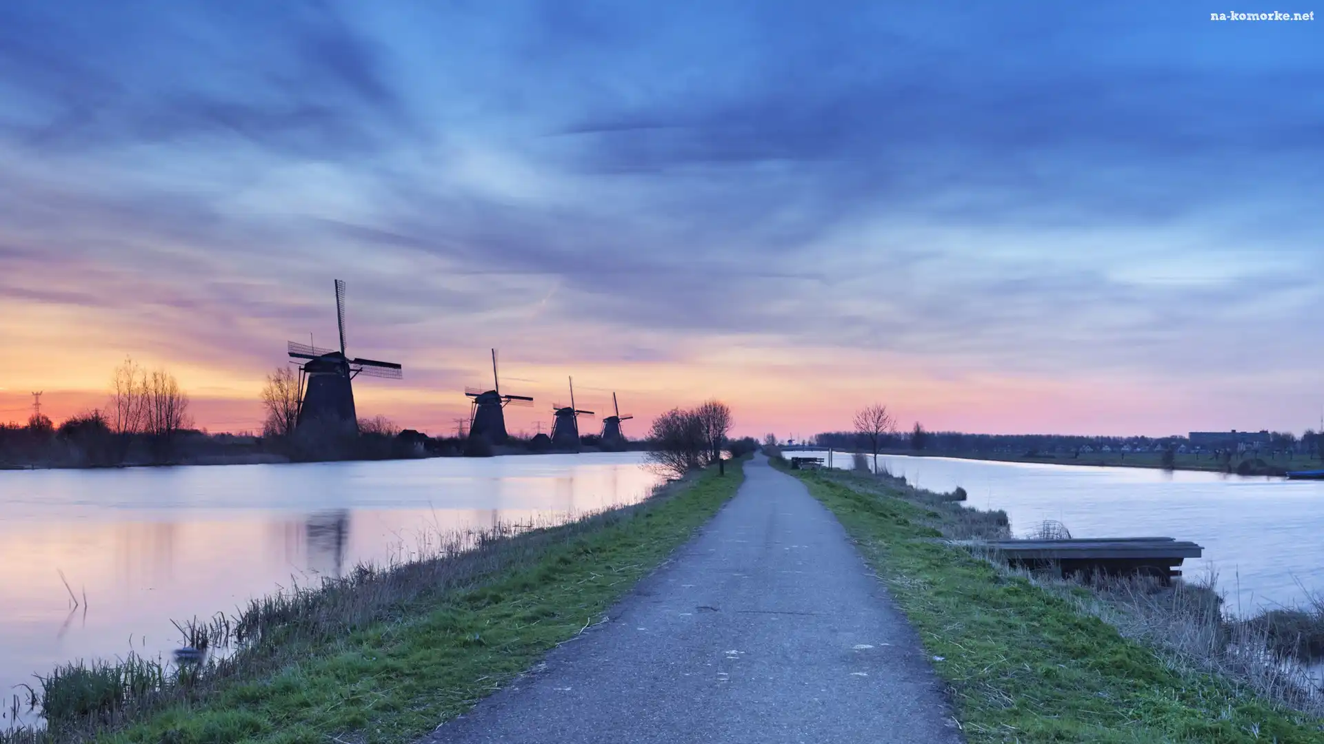 Wiatraki, Wieś Kinderdijk, Wschód słońca, Holandia, Rzeka, Niebo, Drzewa, Droga