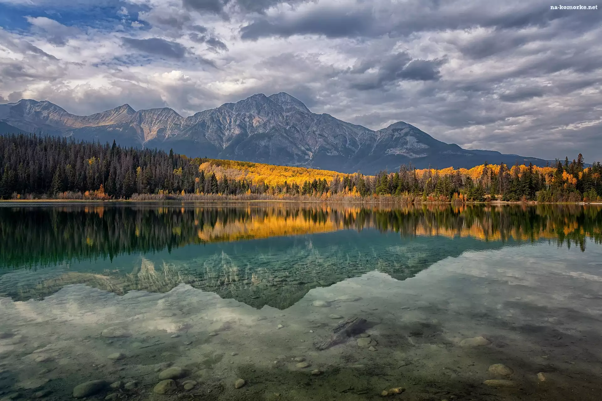Jesień, Patricia Lake, Drzewa, Jezioro, Park Narodowy Jasper, Prowincja Alberta, Kanada, Odbicie, Góry