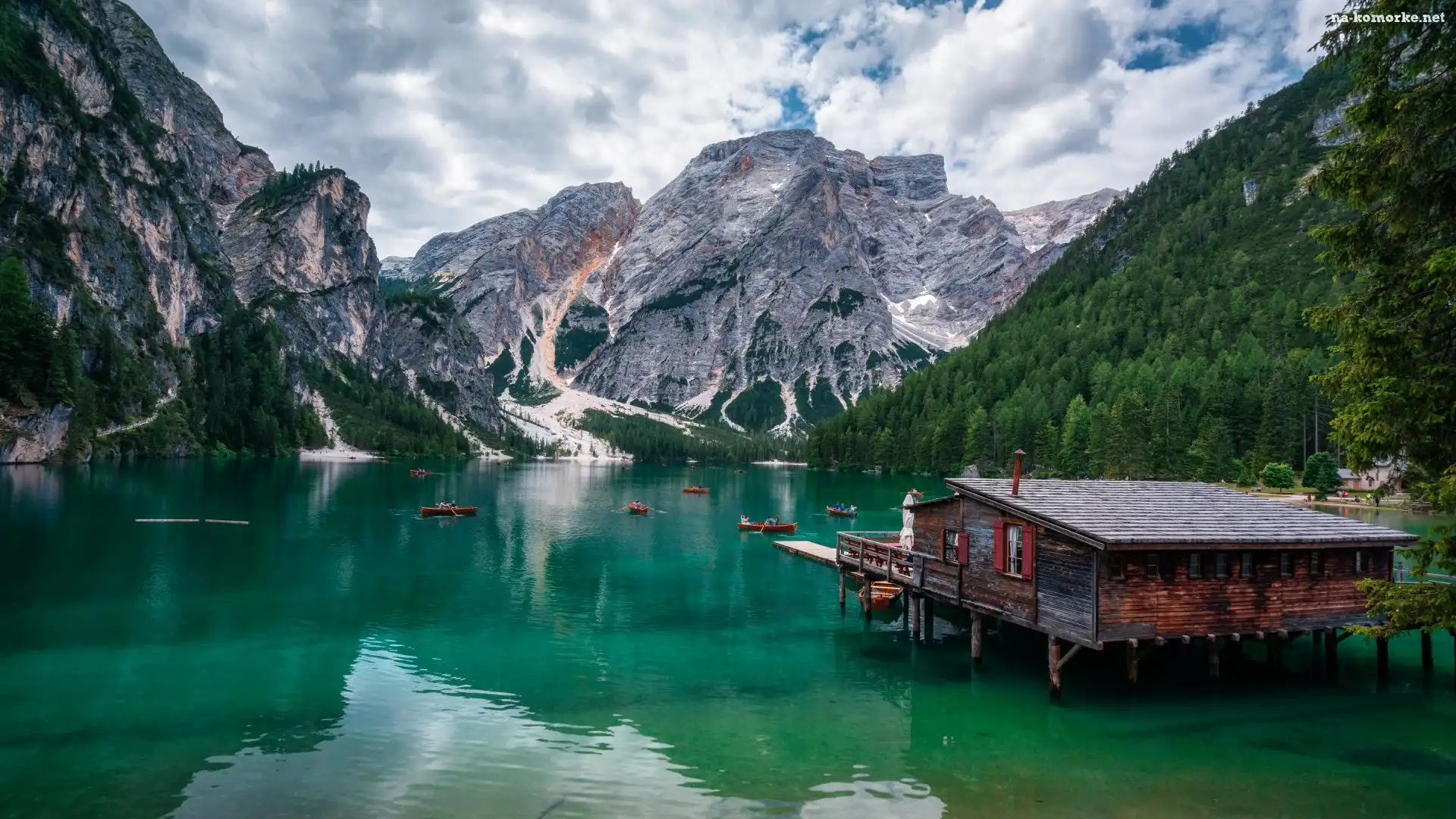 Domek, Włochy, Południowy Tyrol, Drzewa, Chmury, Pragser Wildsee, Dolomity, Łódki, Jezioro, Lasy, Góry, Drewniany