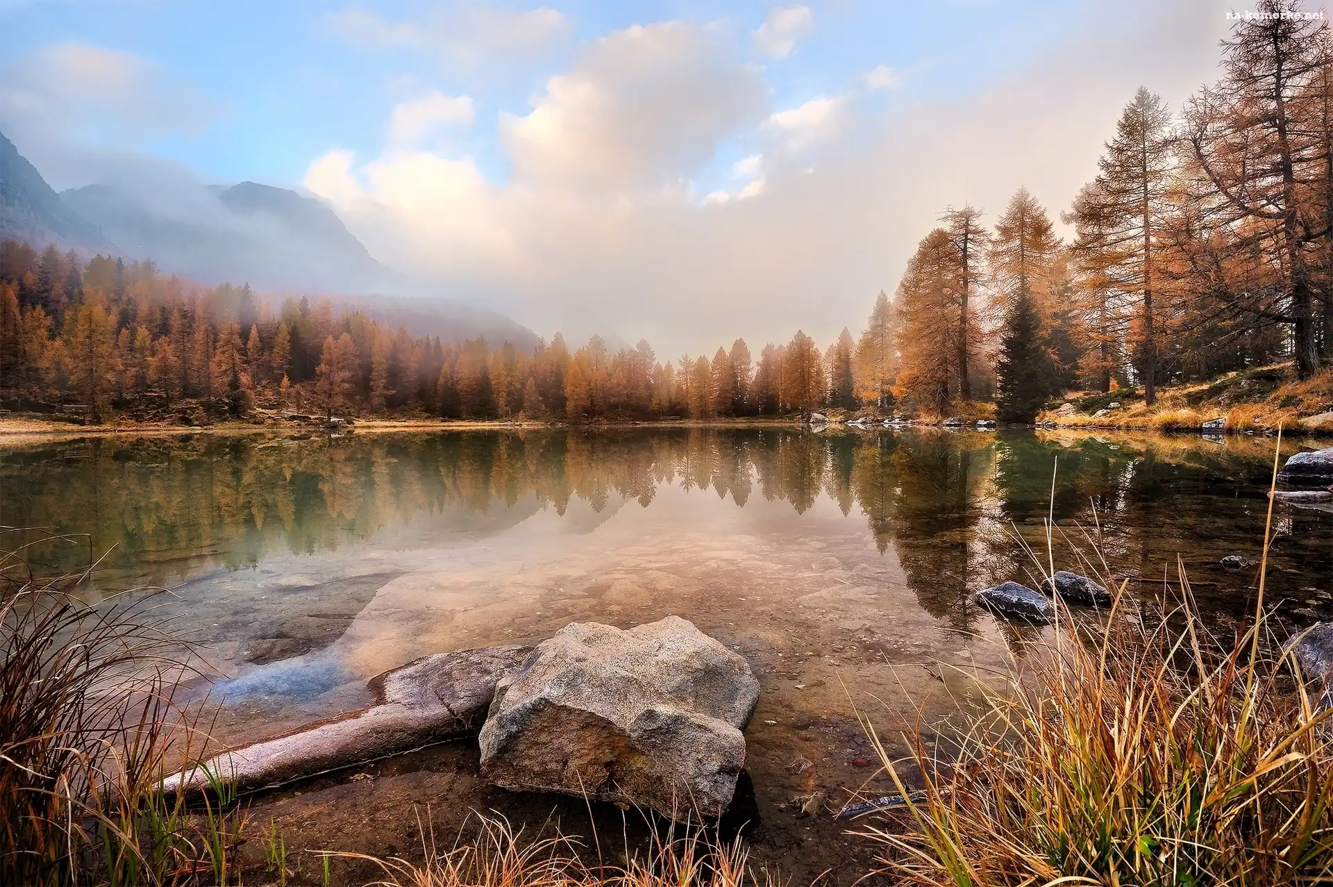 Jezioro Lago di San Pellegrino, Góry Dolomity, Szuwary, Dolina Vall di Fassa, Włochy, Las, Mgła, Kamienie, Trydent-Górna Adyga, Drzewa, Chmury