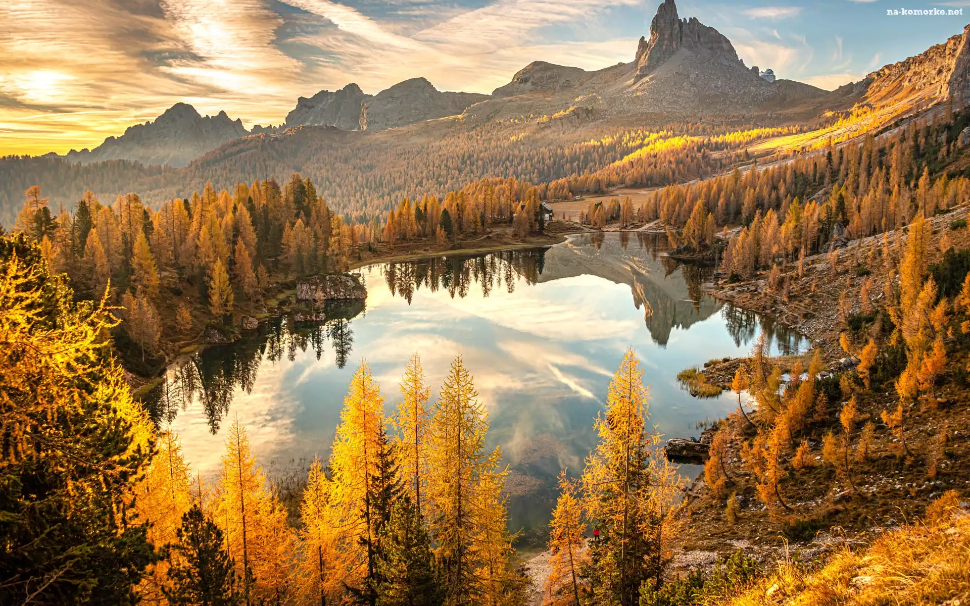 Jesień, Dolomity, Góry, Las, Mgła, Federa Lake, Jezioro, Drzewa, Prowinca Belluno, Włochy, Wschód słońca