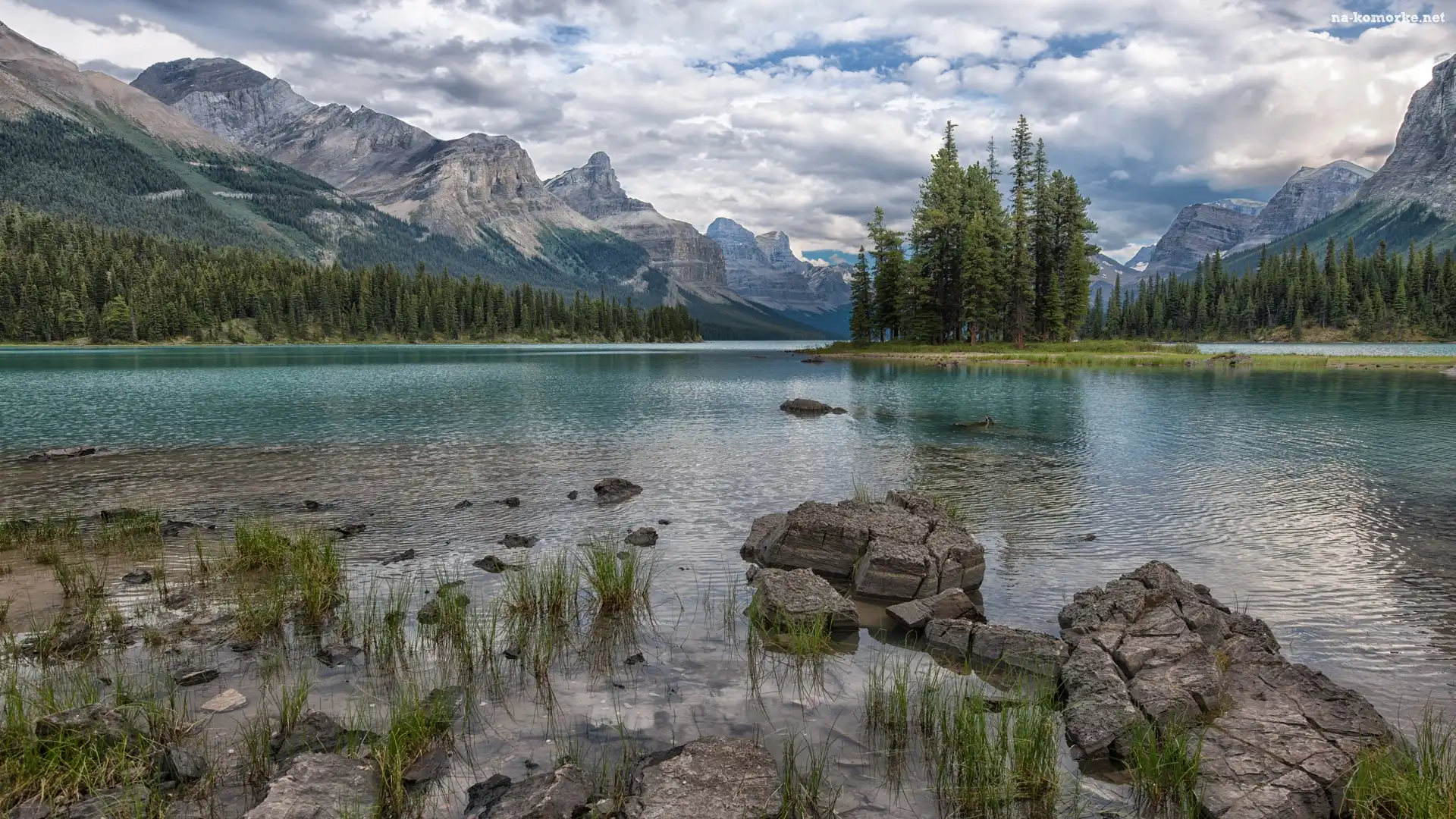 Kanada, Chmury, Drzewa, Park Narodowy Jasper, Jezioro Maligne, Wyspa Ducha, Góry