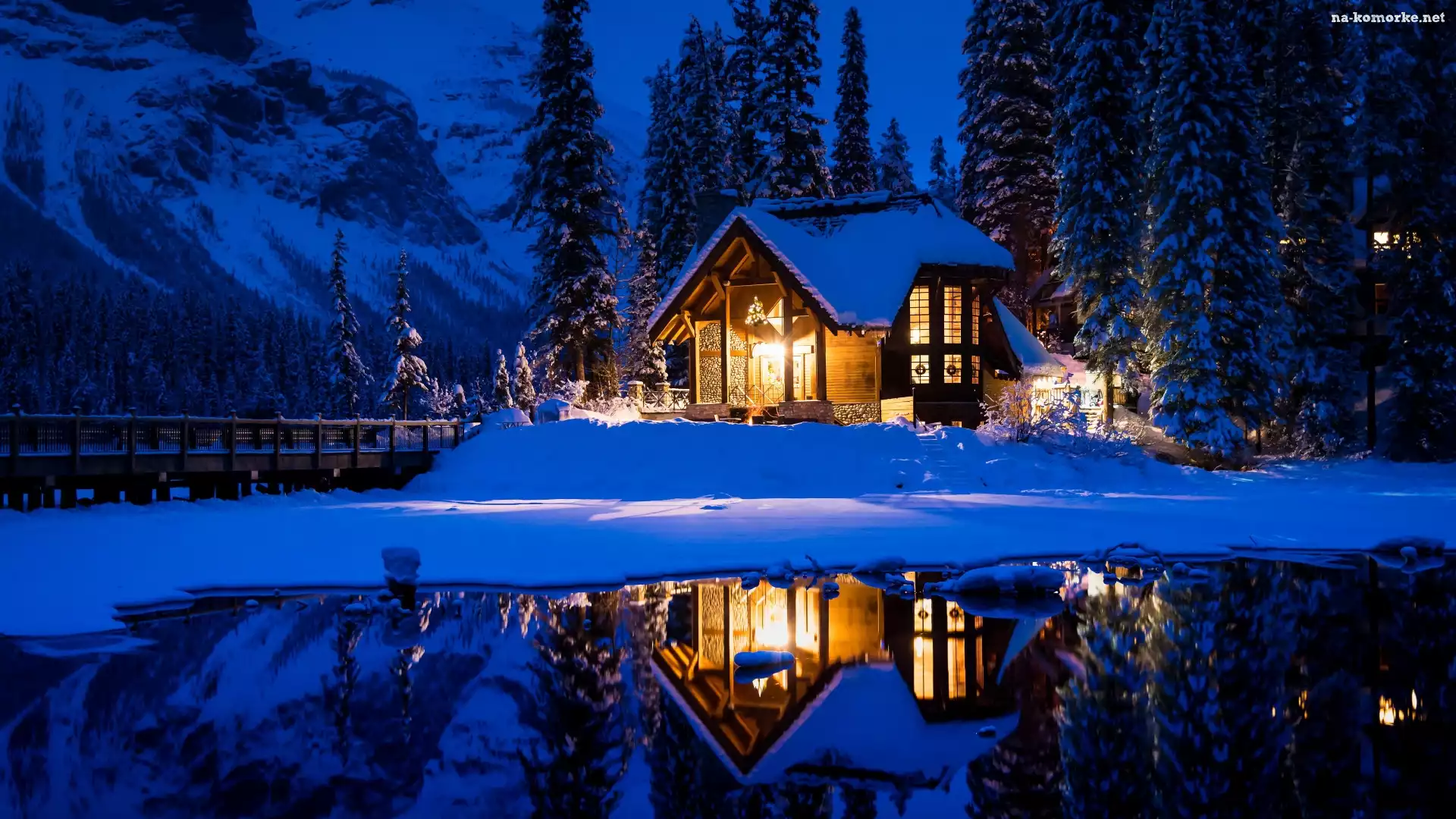 Drzewa, Park Narodowy Yoho, Jezioro Emerald Lake, Dom, Kanada, Śnieg, Góry, Prowincja Kolumbia Brytyjska, Zima, Oświetlony, Most, Las
