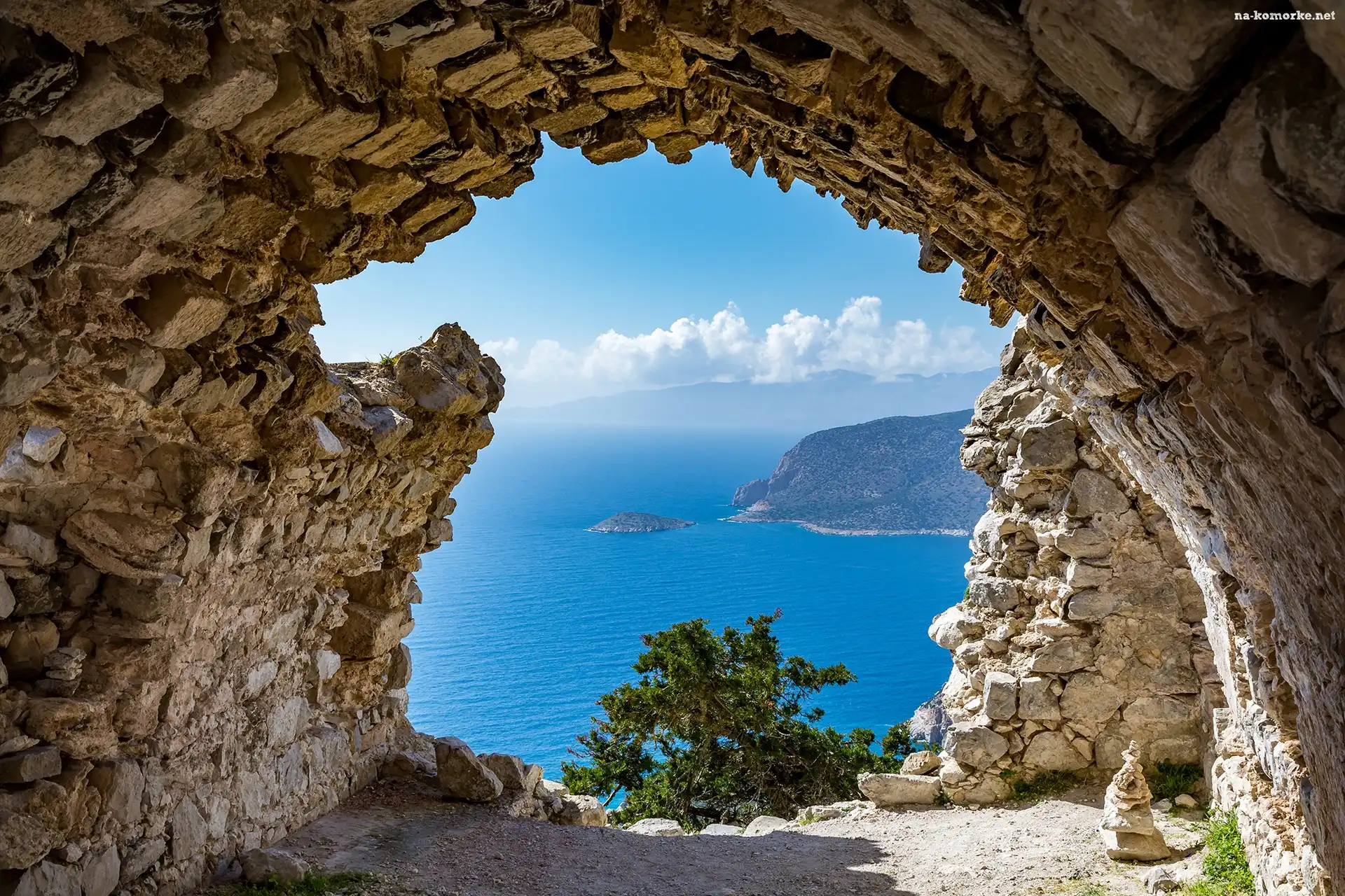 Ruiny zamku, Drzewo, Widok, Morze, Ściana, Miejscowość Monolitos, Wyspa Rodos, Grecja