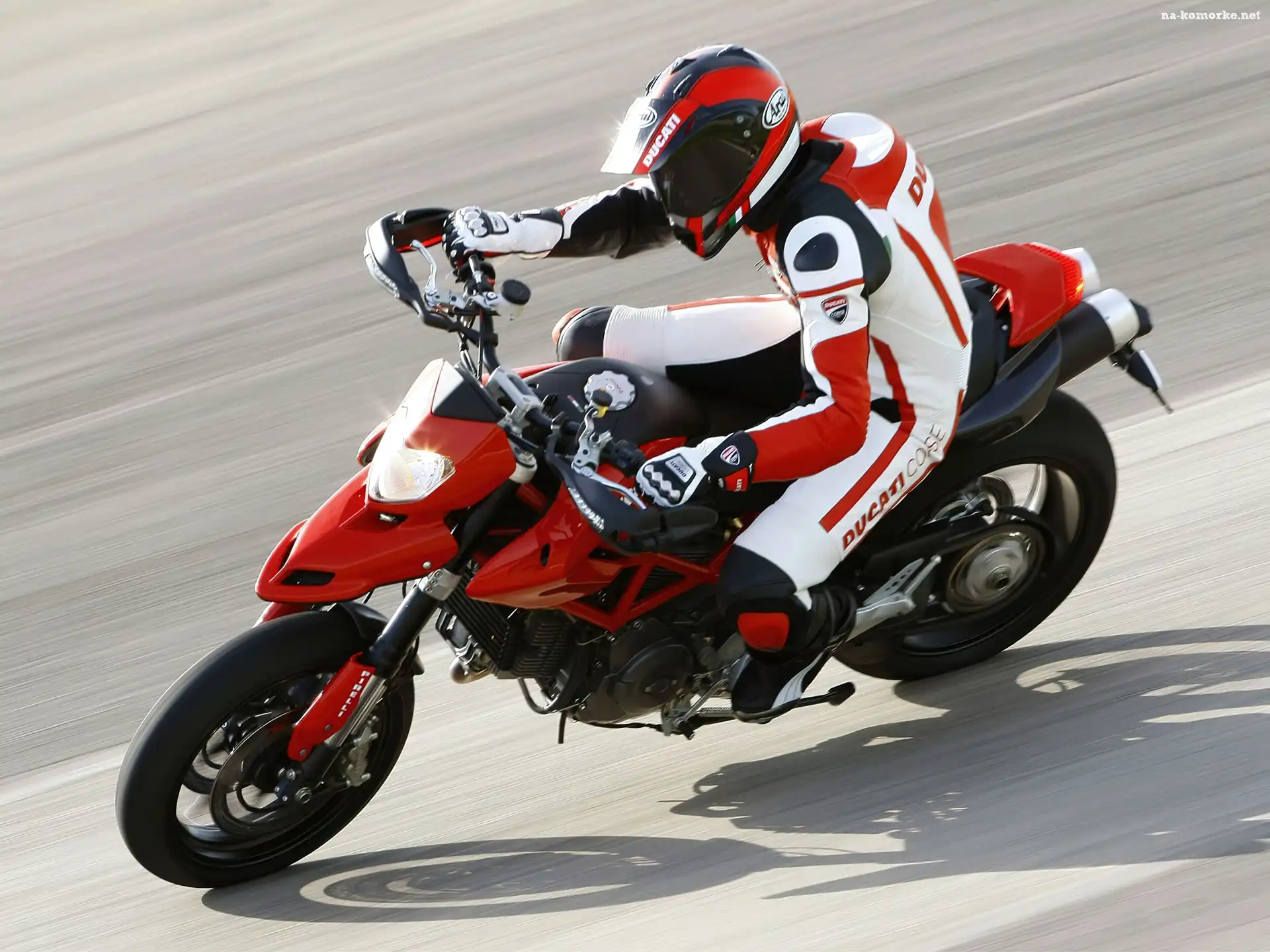 Ducati Hypermotard 1100, Motocyklista, Kask