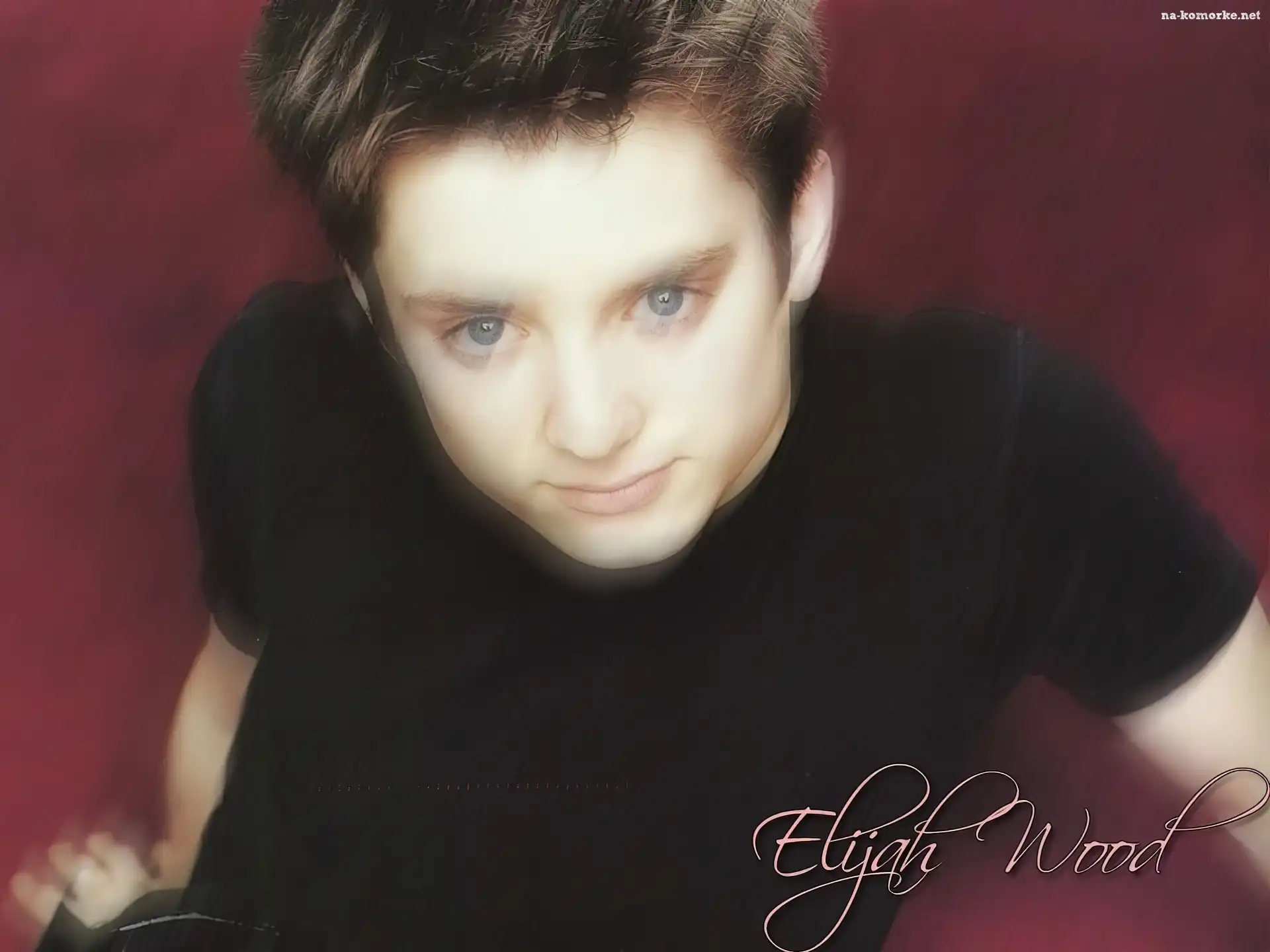 Elijah Wood, czarna koszulka, niebieskie oczy