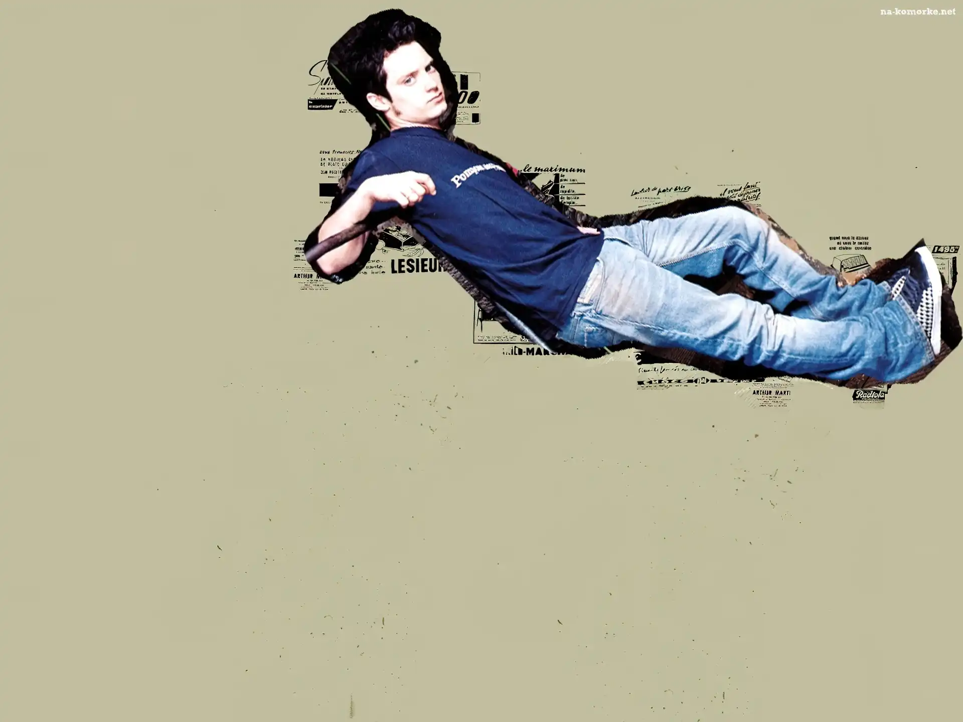 Elijah Wood, niebieski t-shirt, jeansy