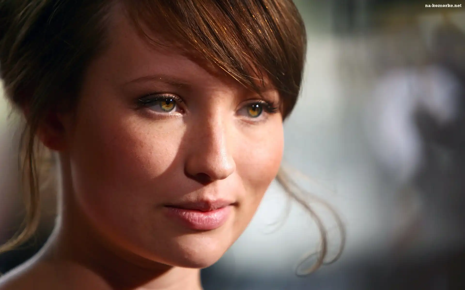 Emily Browning, Spojrzenie, Upięte, Włosy