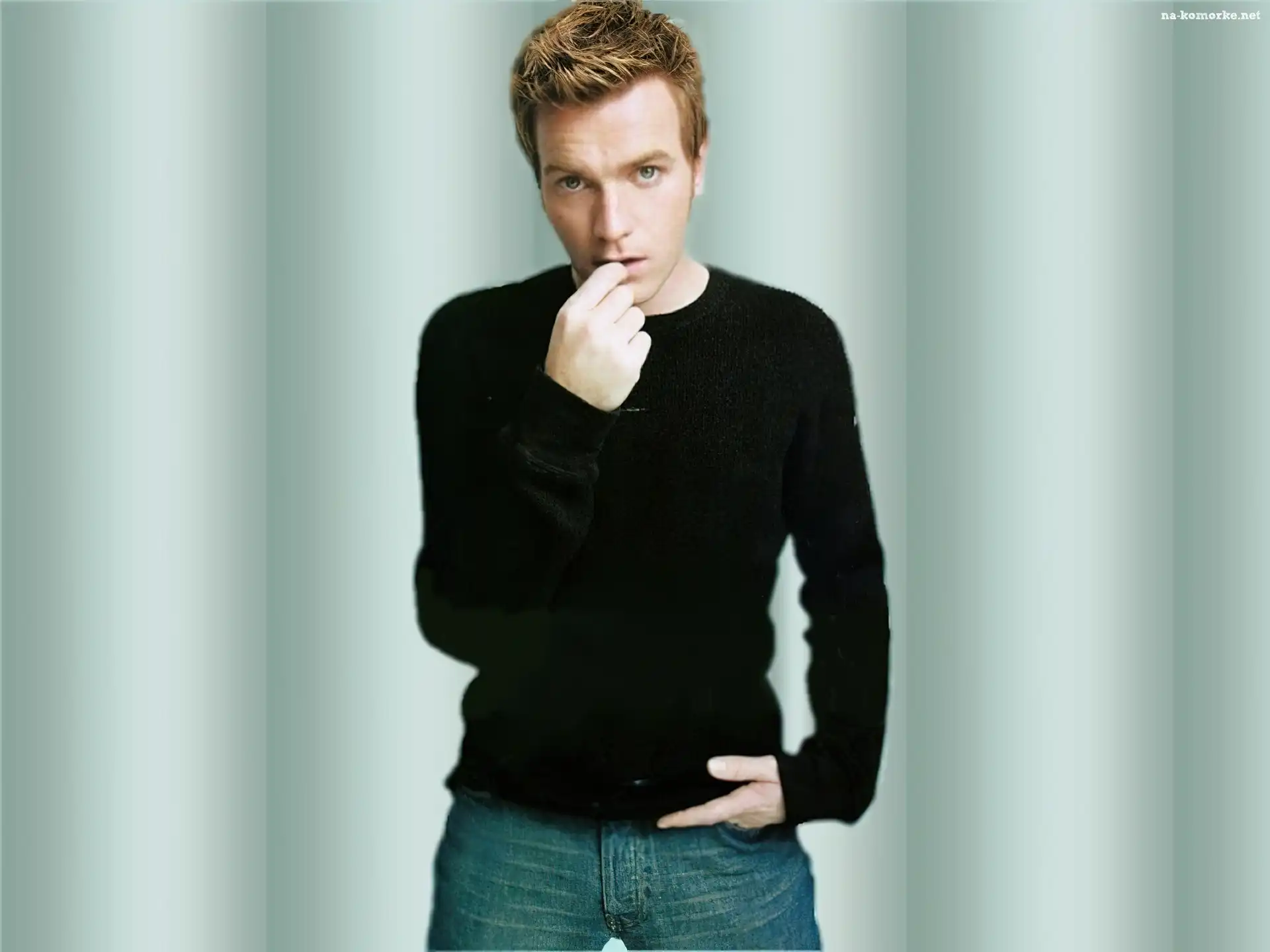 Ewan McGregor, czarny sweterek, jeansy