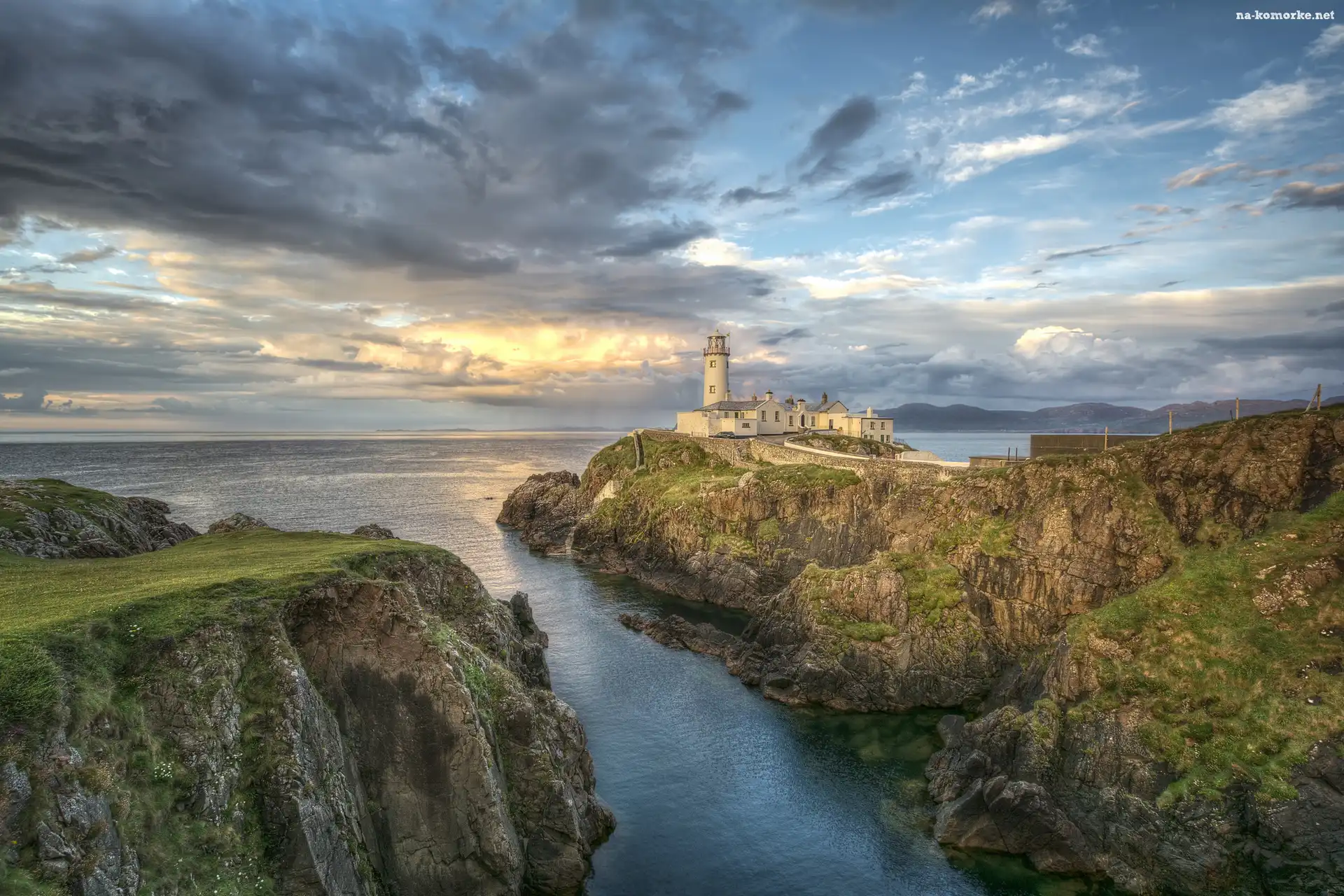 Morze, Skały, Fanad Head Lighthouse, Chmury, Latarnia morska, Irlandia, Atrakcja, Turystyczna
