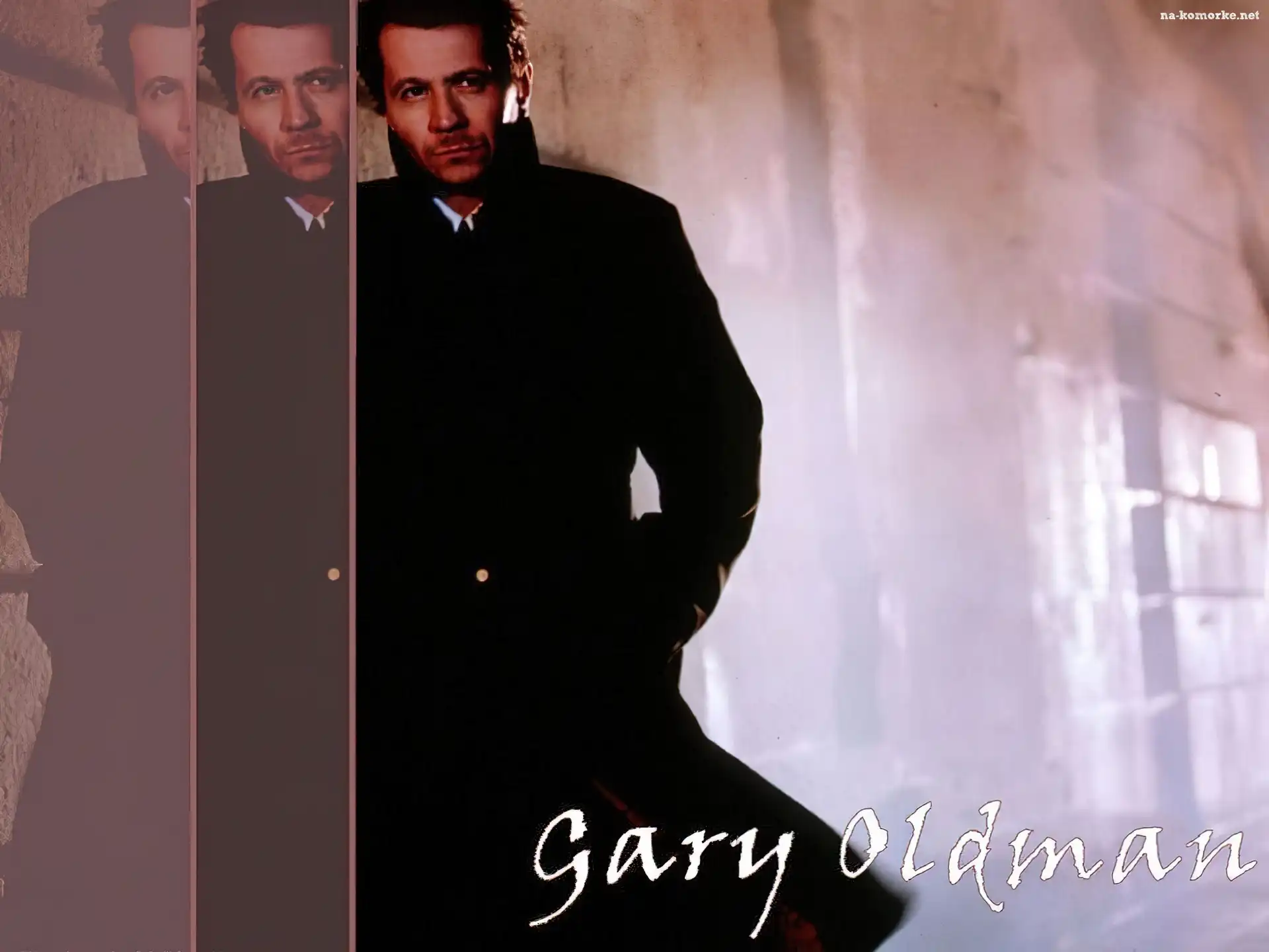 Gary Oldman, czarny płaszcz