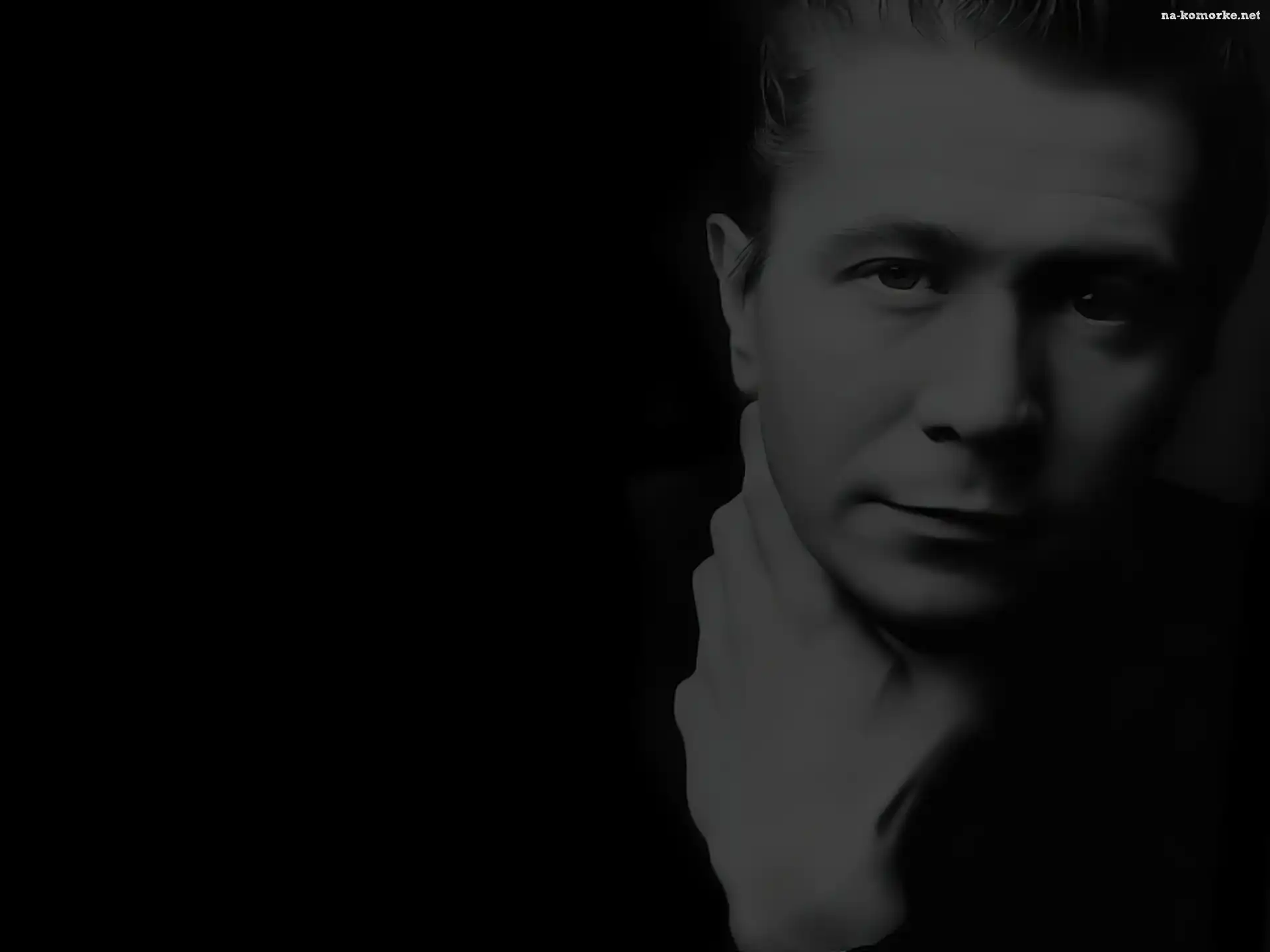 Gary Oldman, twarz, ręka